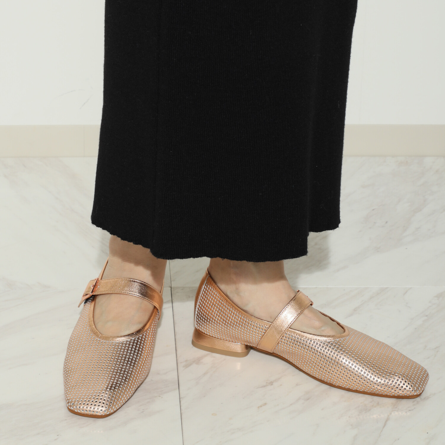 卑弥呼 ＜日本製＞ 牛革パンチング メリージェーンパンプス