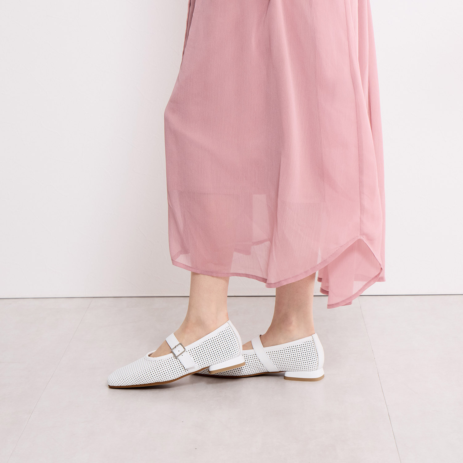 卑弥呼 ＜日本製＞ 牛革パンチング メリージェーンパンプス