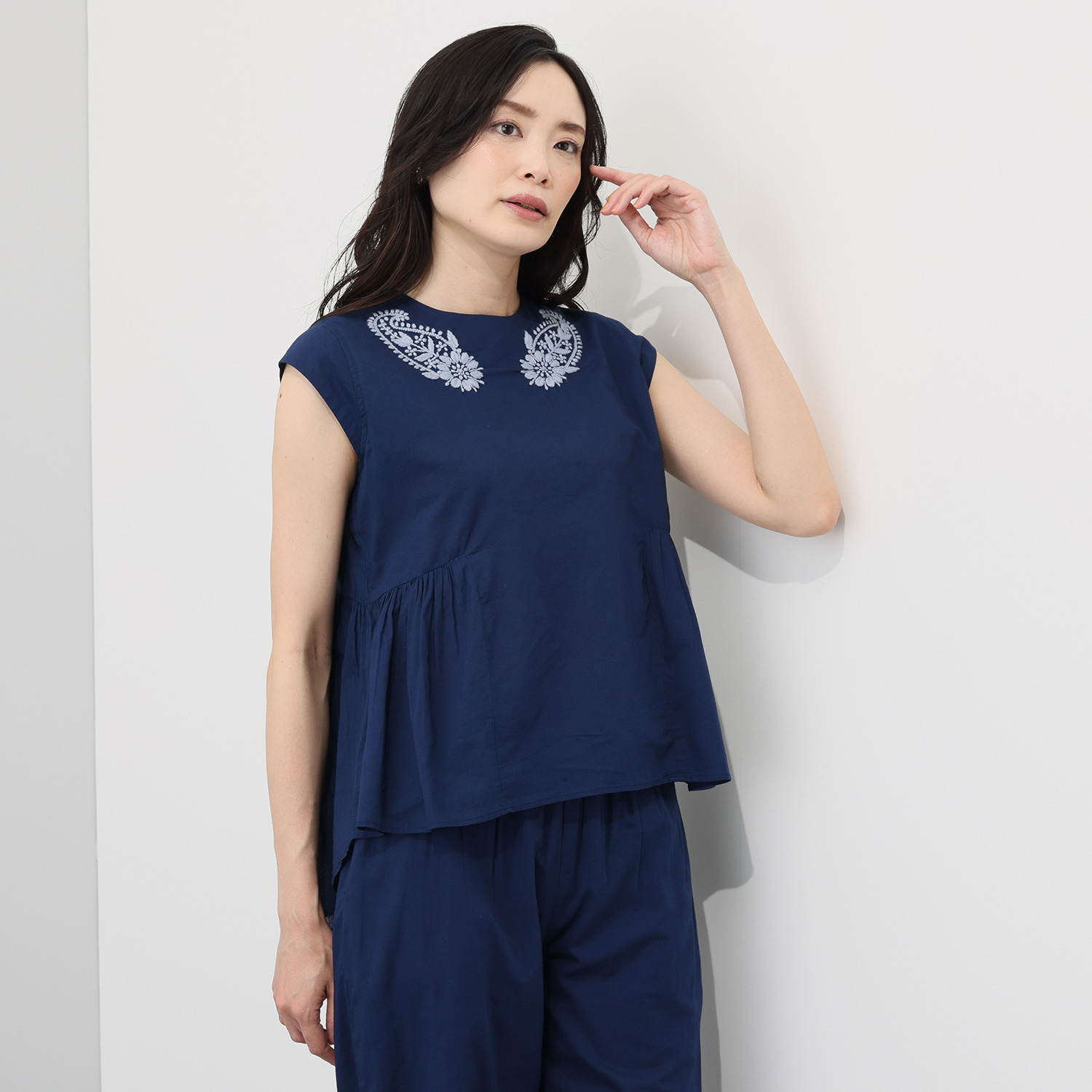 シルカシア インドの伝統工芸 チカン刺しゅう ギャザー切替プルオーバー