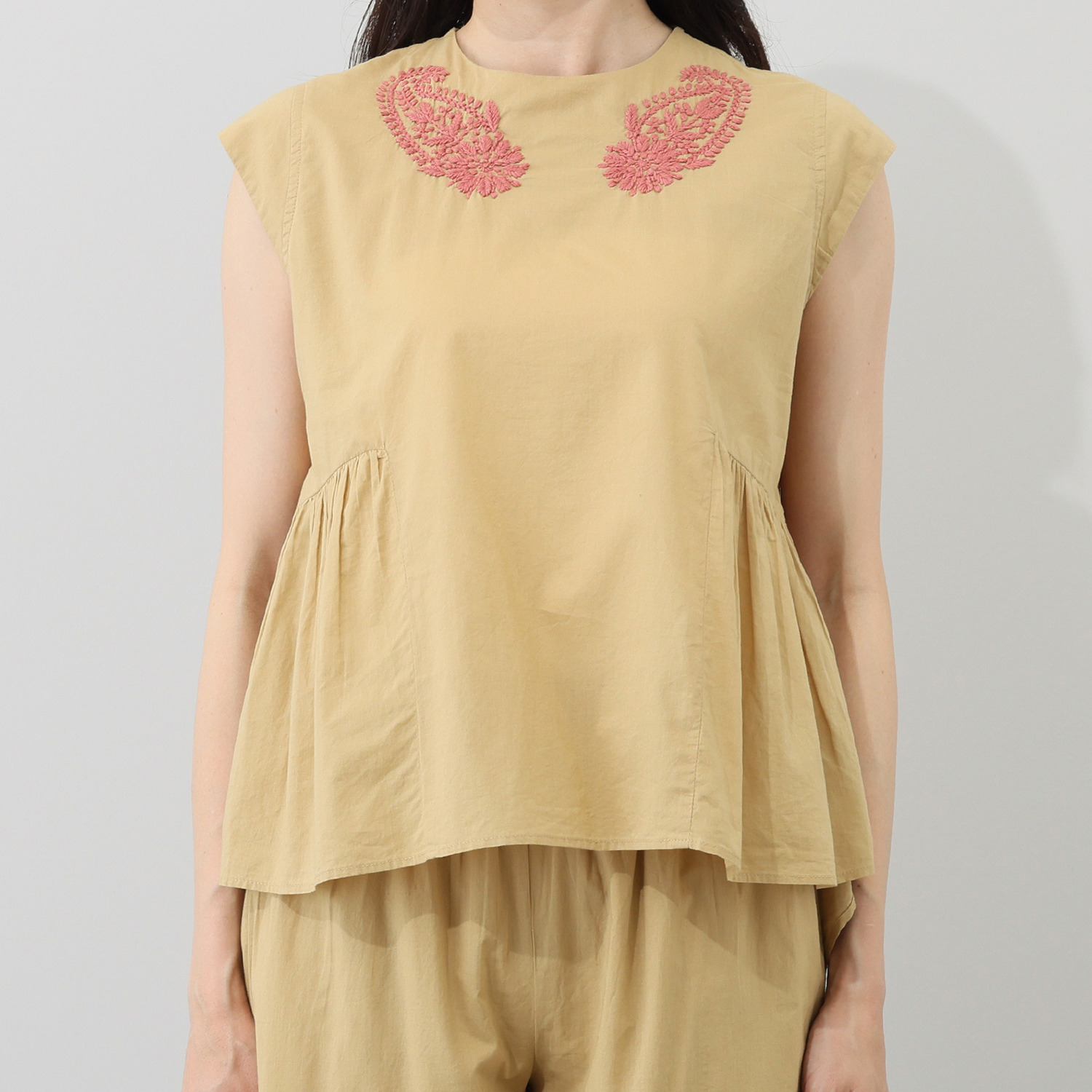 シルカシア インドの伝統工芸 チカン刺しゅう ギャザー切替プルオーバー