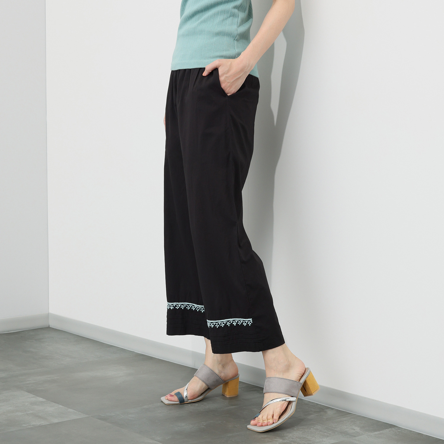 シルカシア インドの伝統工芸 チカン刺しゅう ワイドパンツ