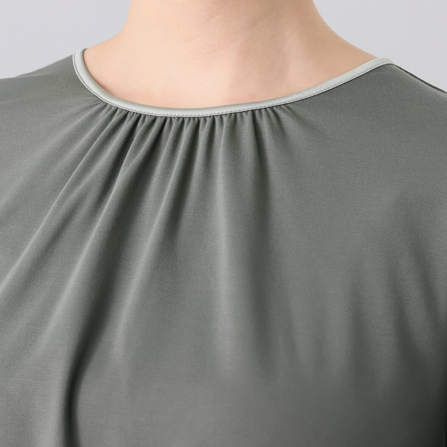 センスローブ ドレープカットソー サテンアクセント プルオーバー