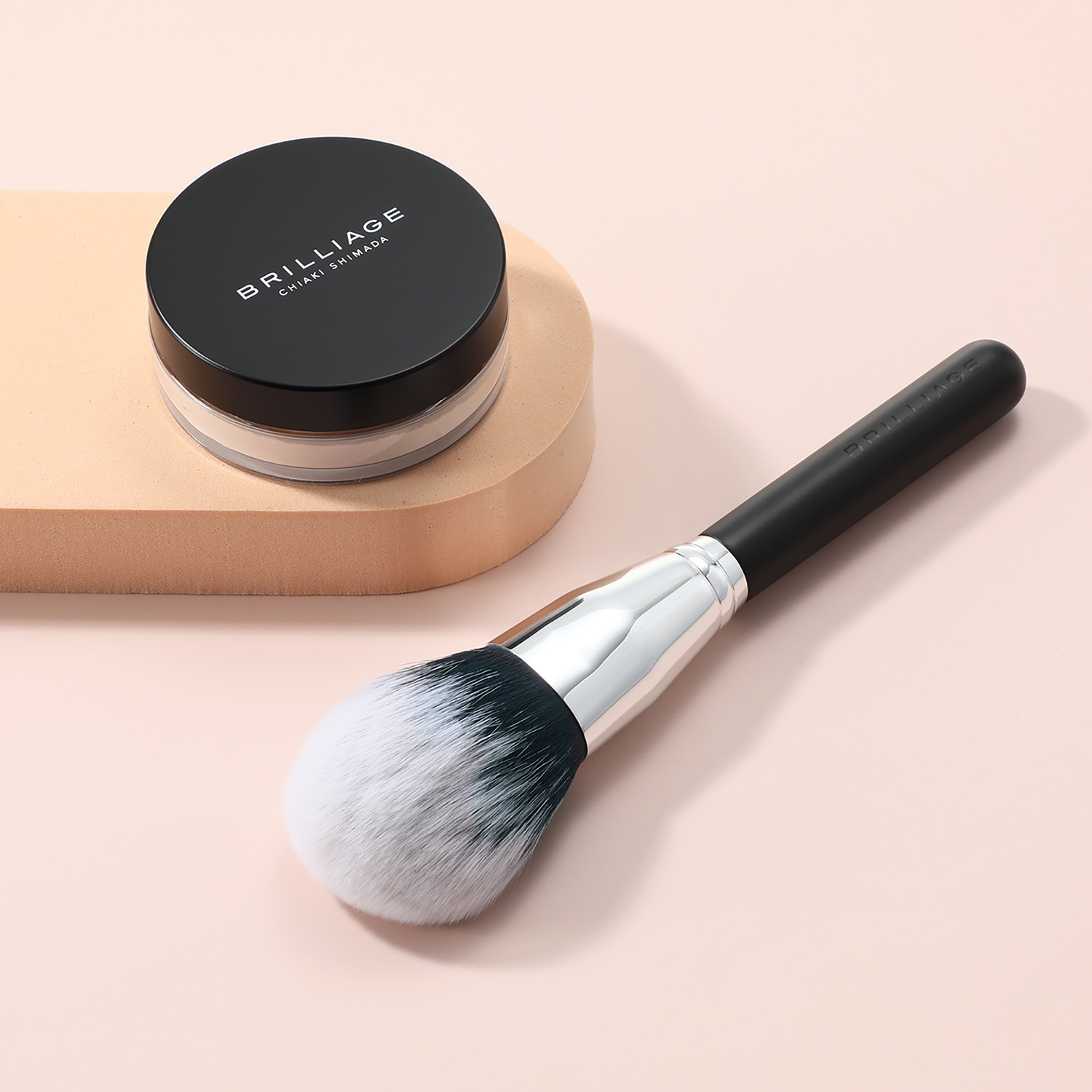 ブリリアージュ ソフトフォーカス効果で 毛穴や小じわをカバーして サラサラに仕上げる エクセレント　ルミナス グロウパウダー＆ フェイス　ブラシ