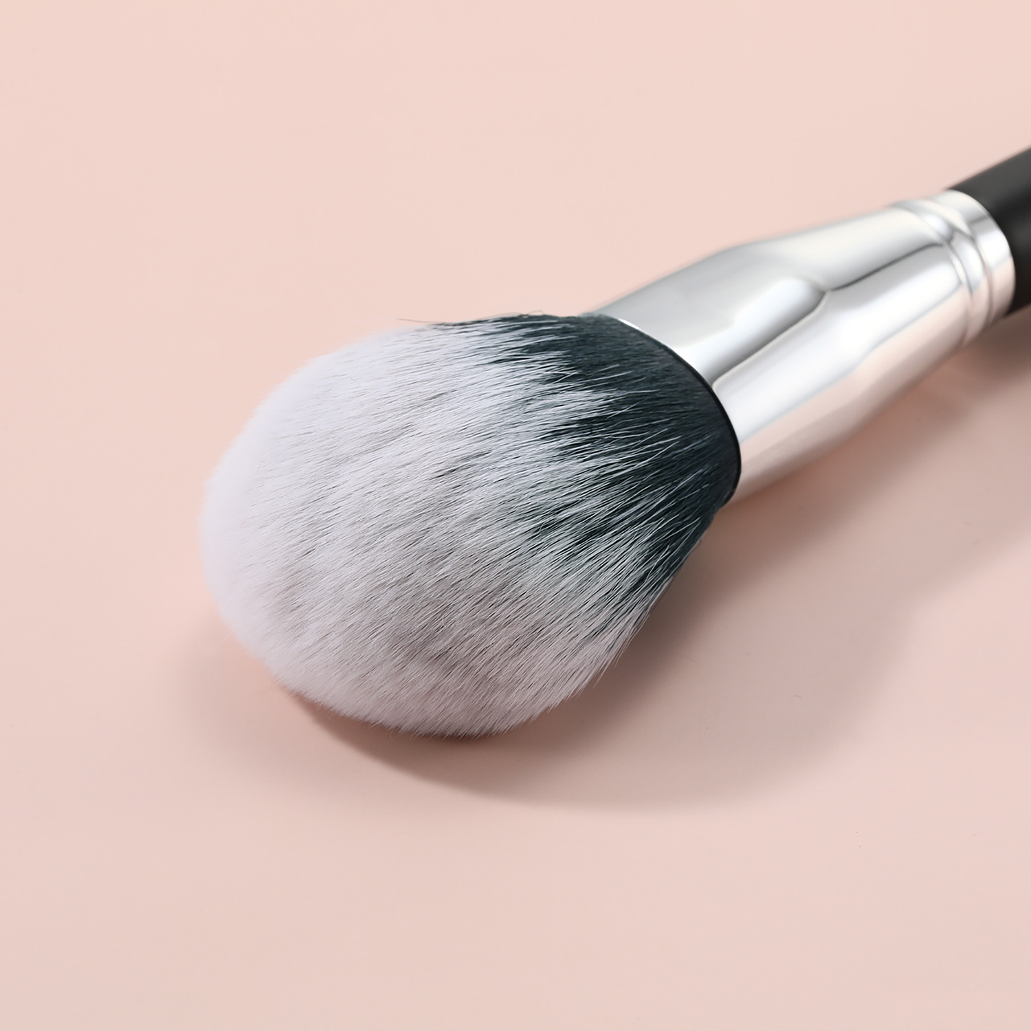 ブリリアージュ ソフトフォーカス効果で 毛穴や小じわをカバーして サラサラに仕上げる エクセレント　ルミナス グロウパウダー＆ フェイス　ブラシ