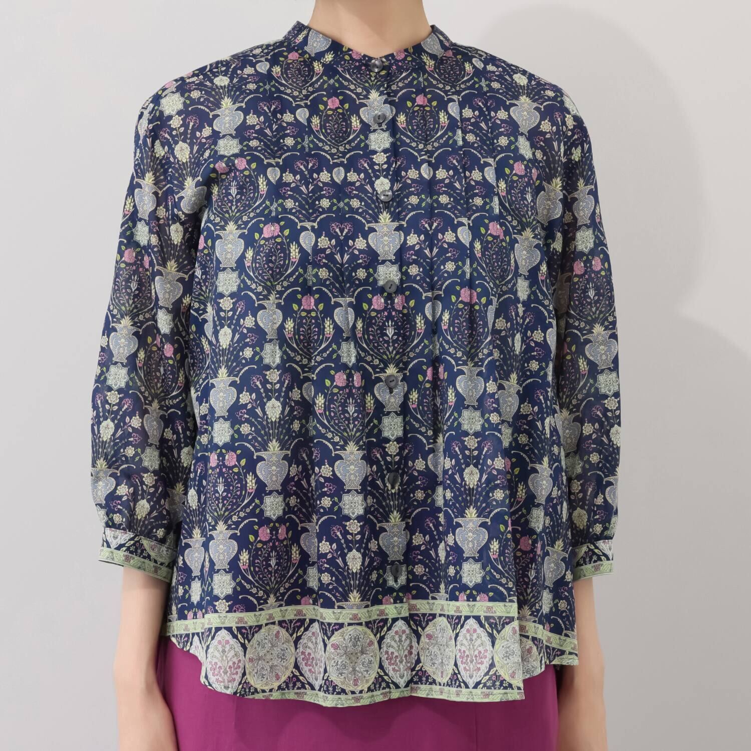 シルクロードクラブ ゴルダニ柄 ドロップショルダー スタンドカラーブラウス