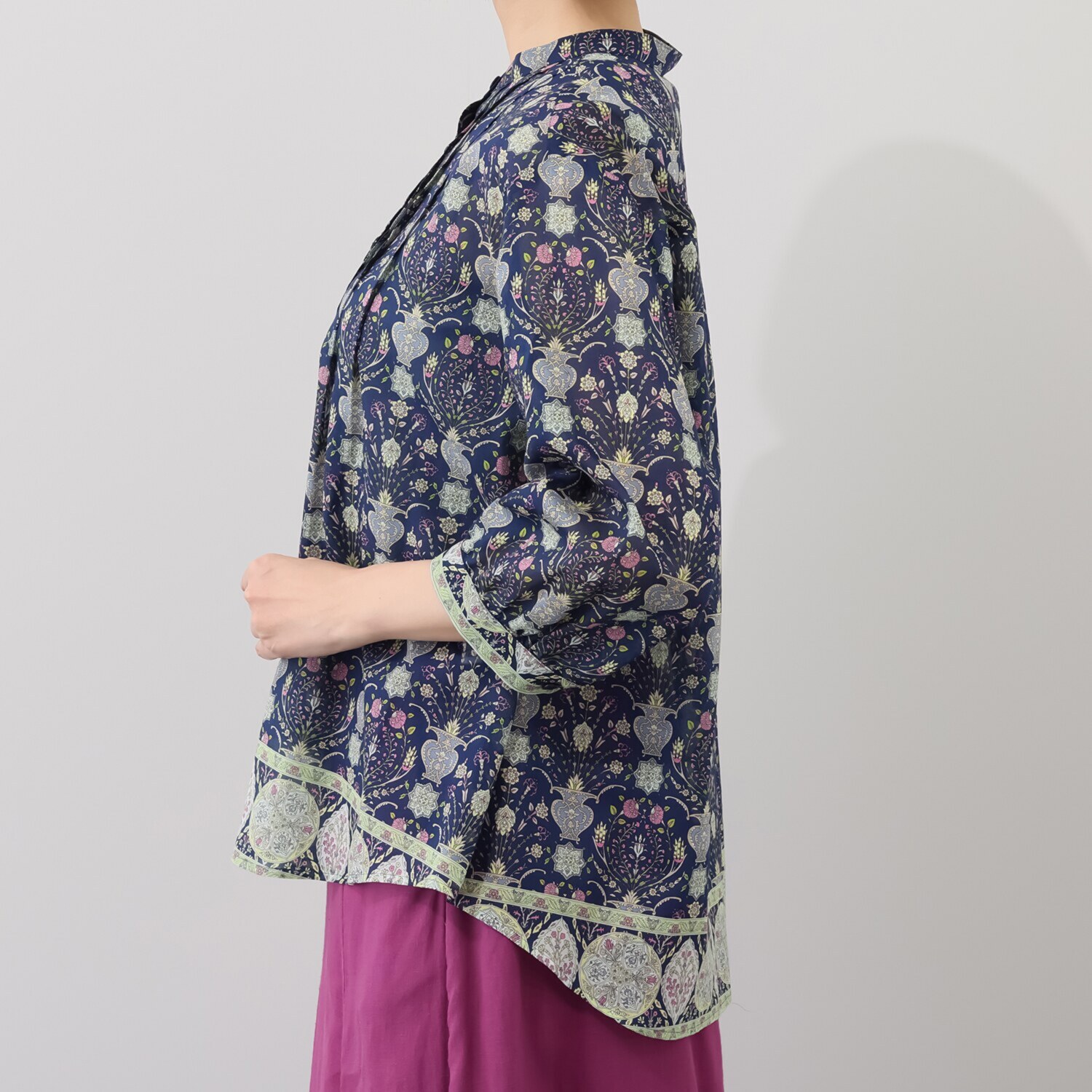 シルクロードクラブ ゴルダニ柄 ドロップショルダー スタンドカラーブラウス