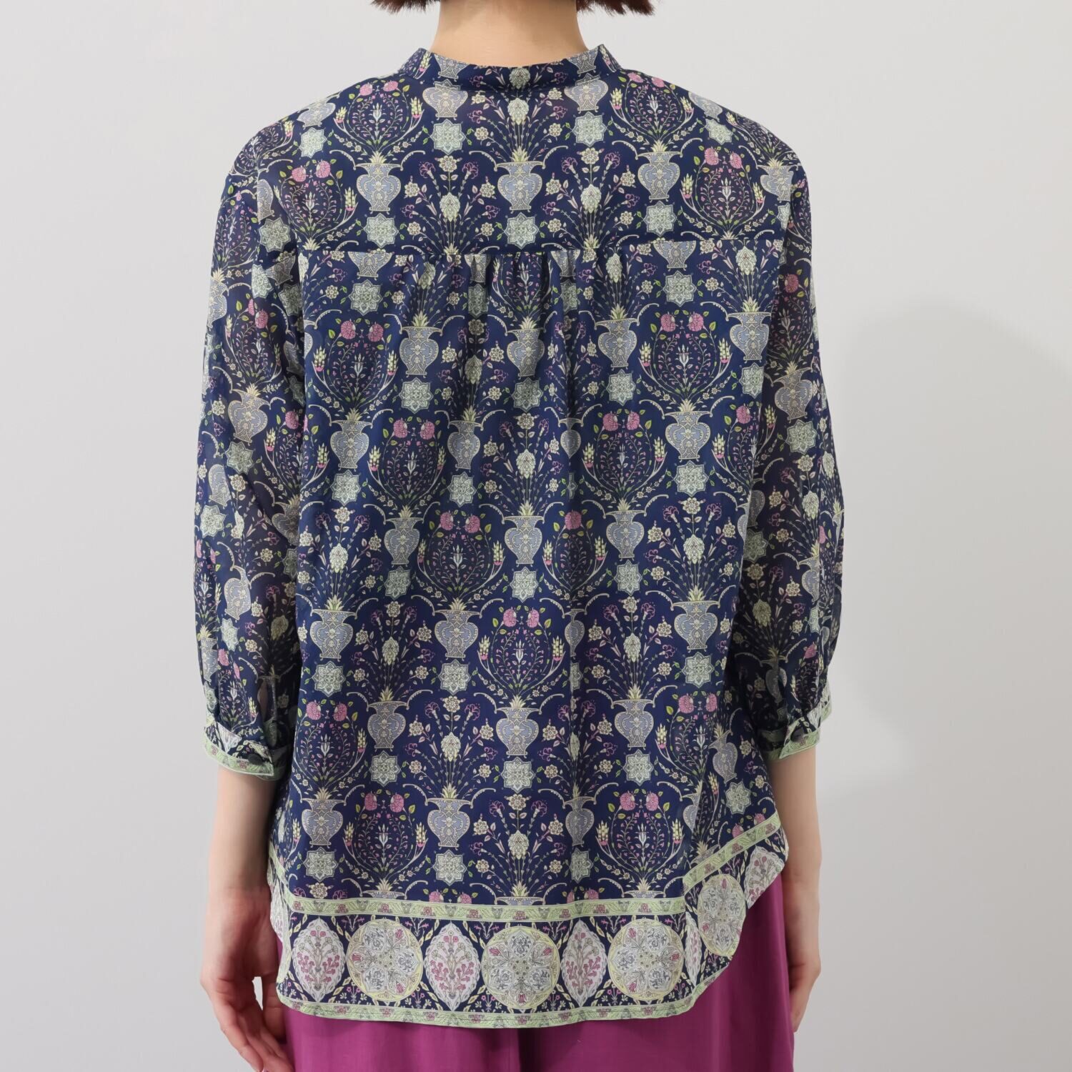 シルクロードクラブ ゴルダニ柄 ドロップショルダー スタンドカラーブラウス