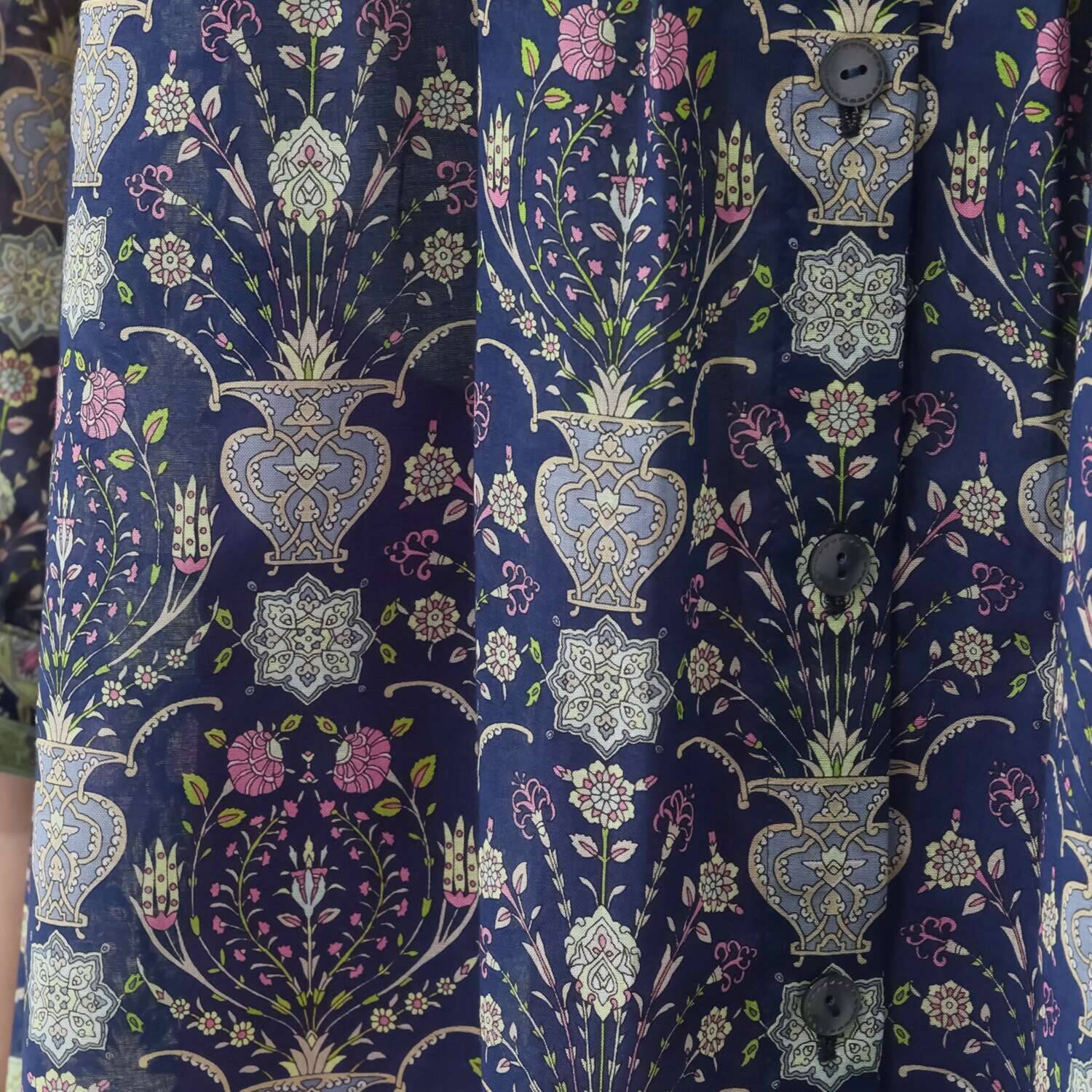 シルクロードクラブ ゴルダニ柄 ドロップショルダー スタンドカラーブラウス