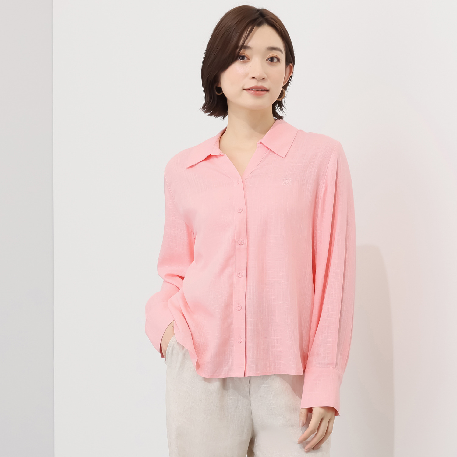 バイブリジット リネン混 シンボル刺しゅう入り シャツブラウス