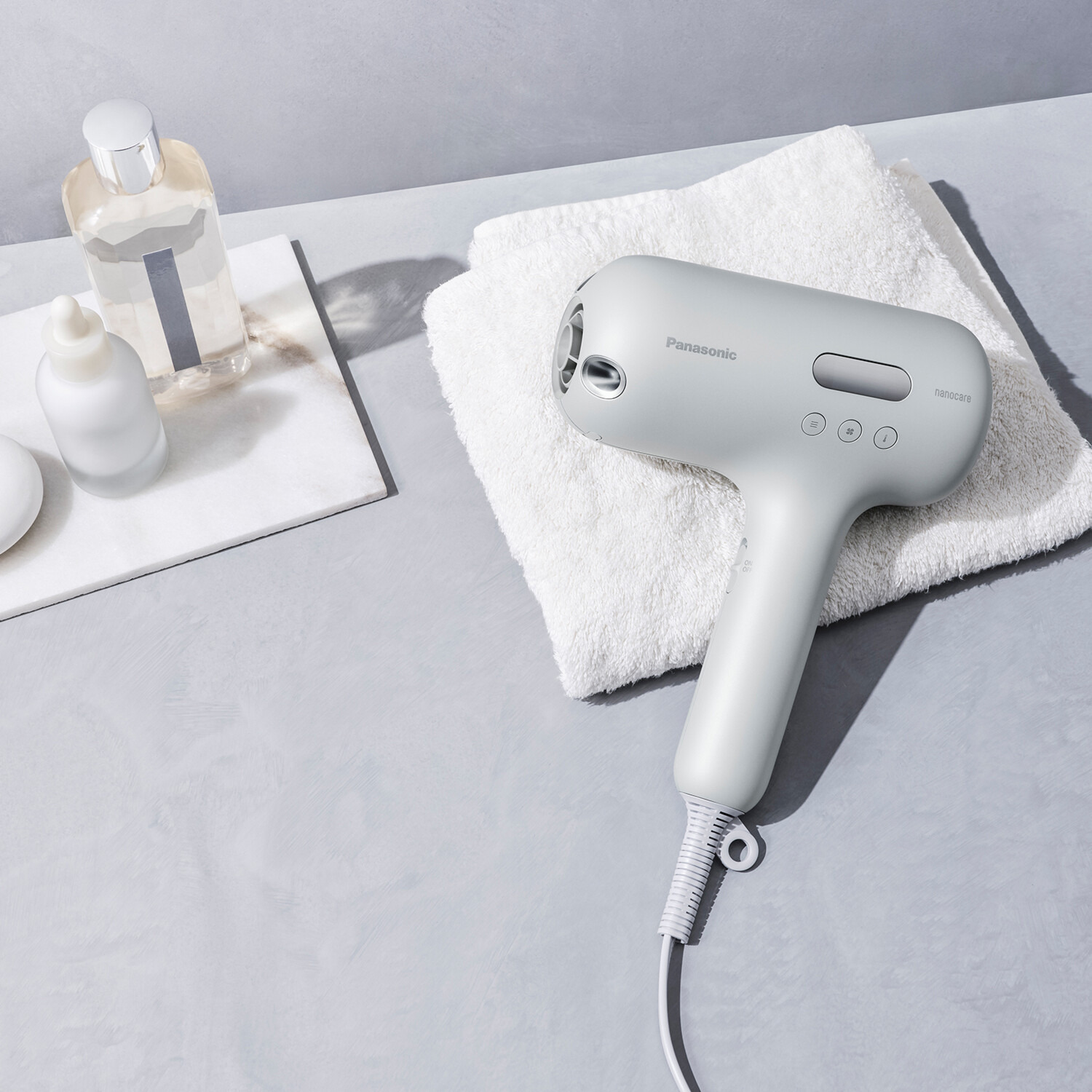 パナソニック 髪質に合わせたケアで さらに自信を ヘアードライヤー ナノケア ｎａｎｏｃａｒｅ ＵＬＴＩＭＡＴＥ