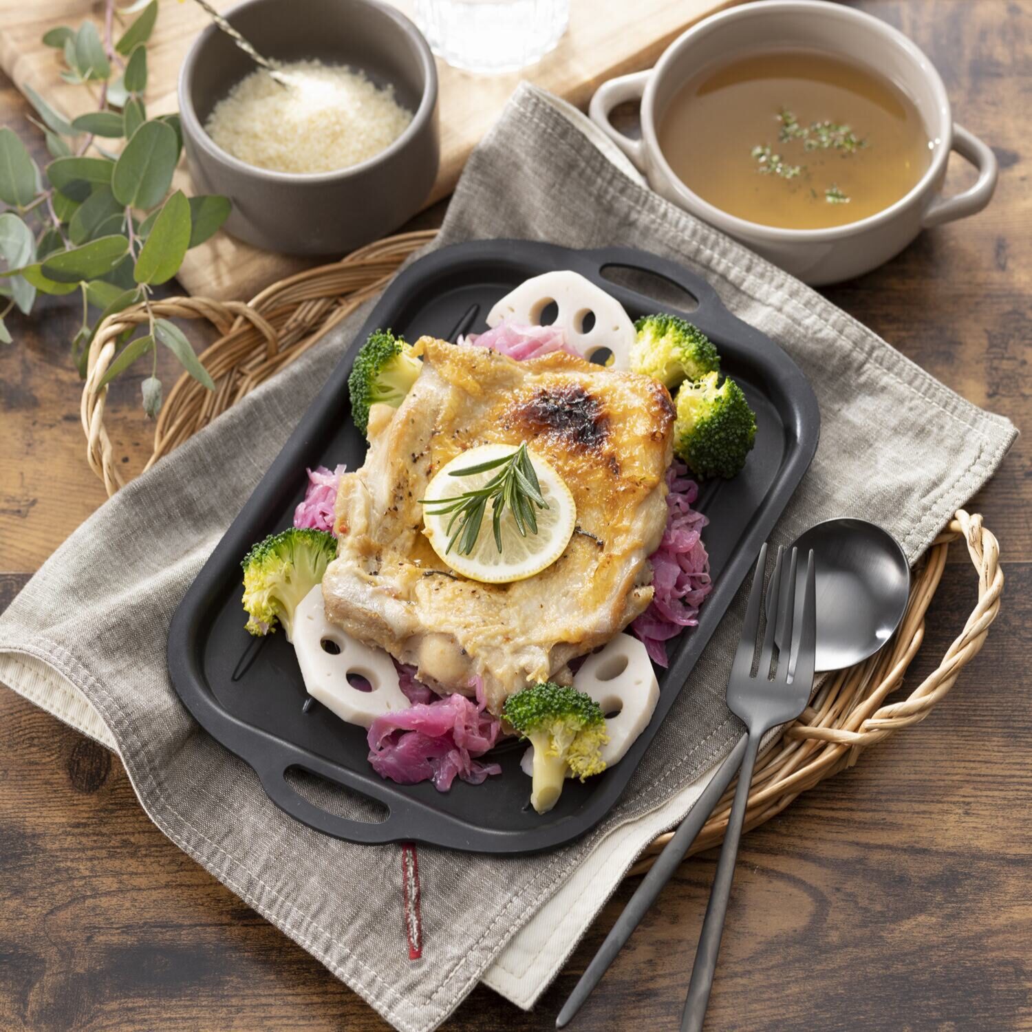 毎日の調理を より効率的に、より楽しく １枚で多用途に活躍する グリルにも使える 解凍＆グリルプレート ２枚セット