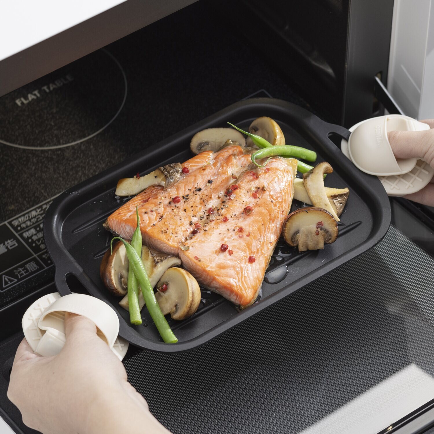 毎日の調理を より効率的に、より楽しく １枚で多用途に活躍する グリルにも使える 解凍＆グリルプレート ２枚セット