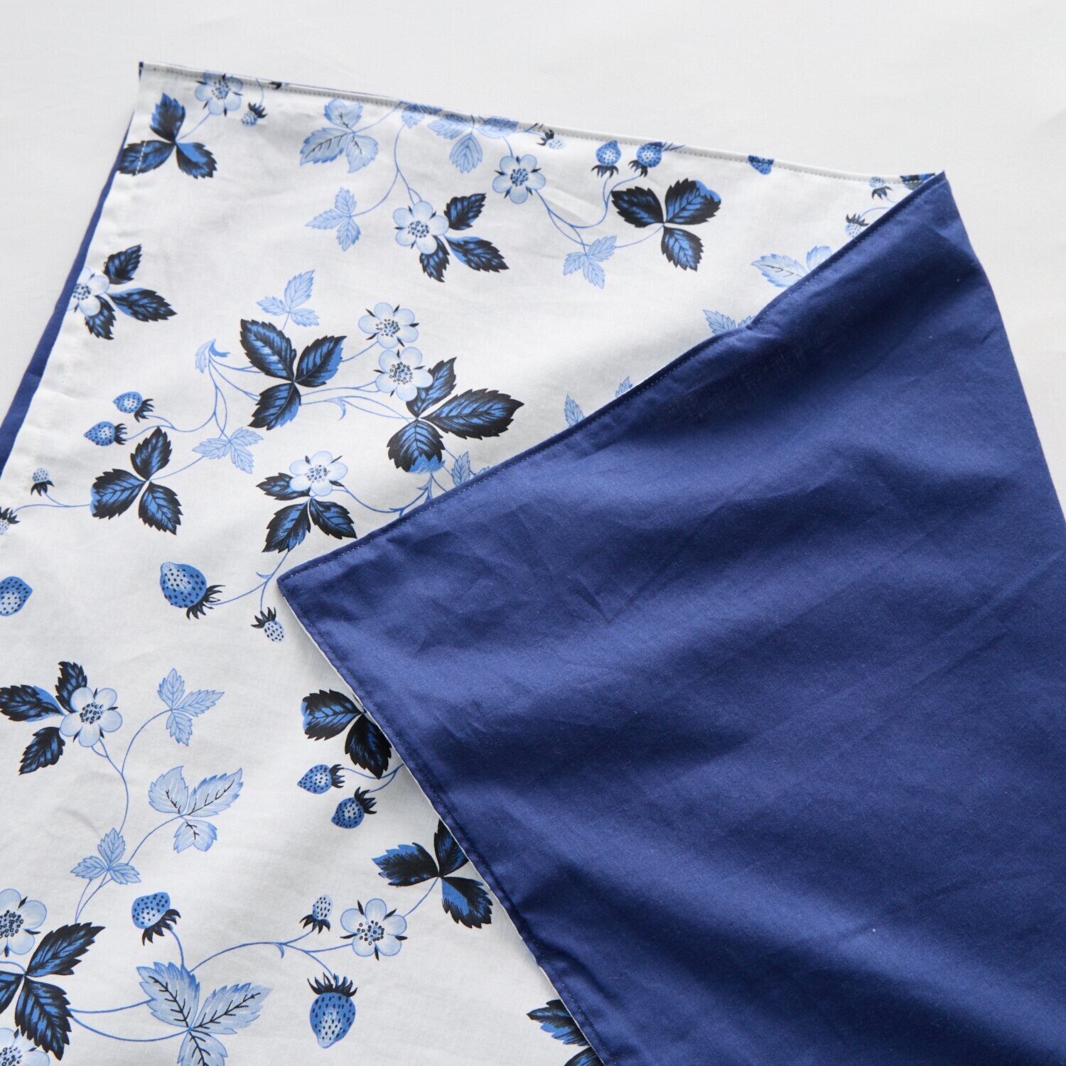 ウェッジウッド ストロベリーインクブルー コットンサテン ピロケース 