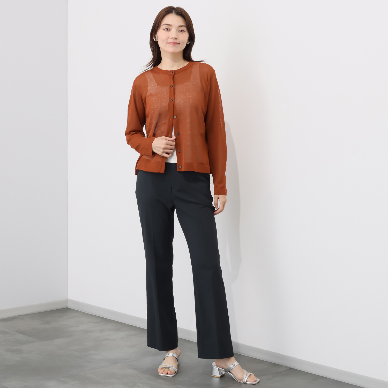 ソアージュ イタリア　カーサ・デル・ フィラート社製糸使用 シアーで上品な煌めき ラウンドネック カーディガン