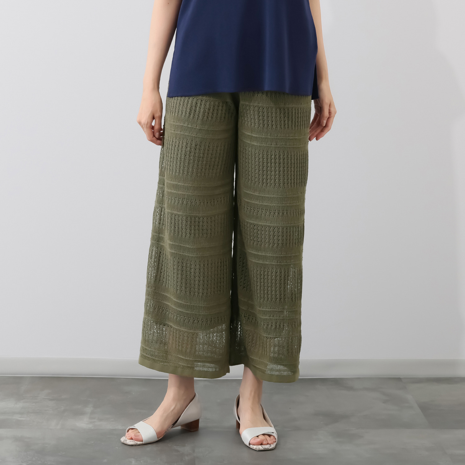 ソアージュ イタリア　カーサ・デル・ フィラート社製糸使用 上品な煌めき 透かし柄ワイドパンツ