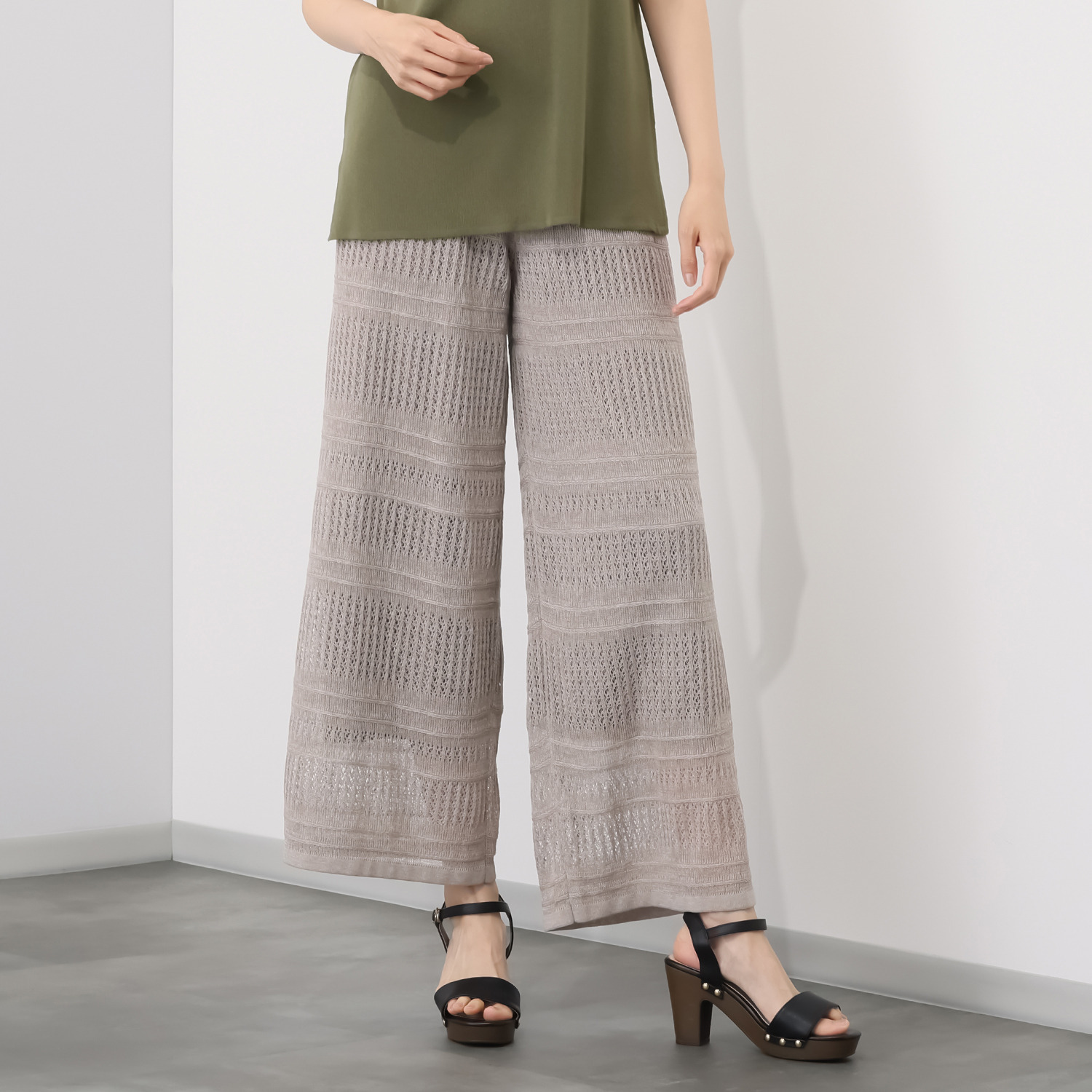 ソアージュ イタリア　カーサ・デル・ フィラート社製糸使用 上品な煌めき 透かし柄ワイドパンツ