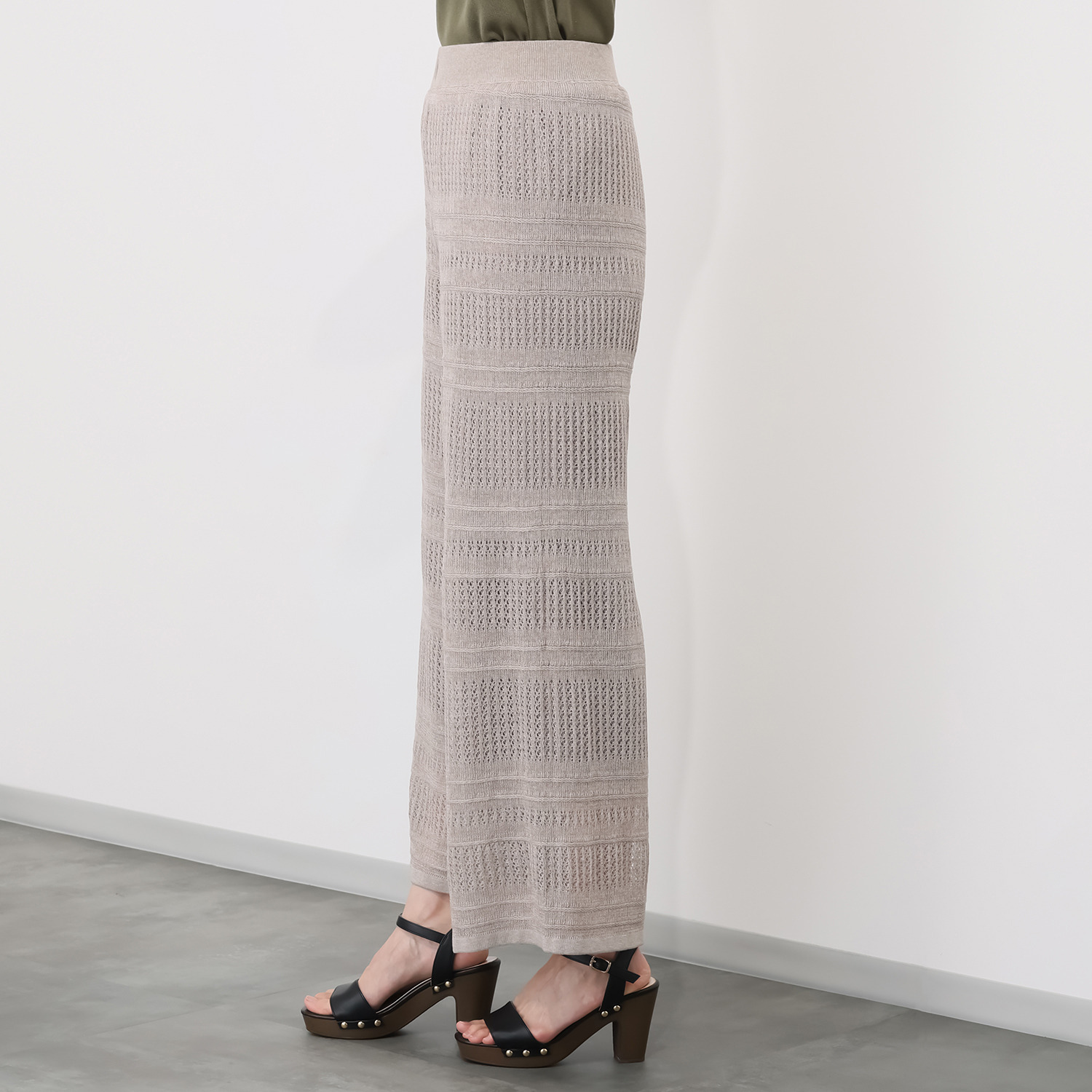 ソアージュ イタリア　カーサ・デル・ フィラート社製糸使用 上品な煌めき 透かし柄ワイドパンツ