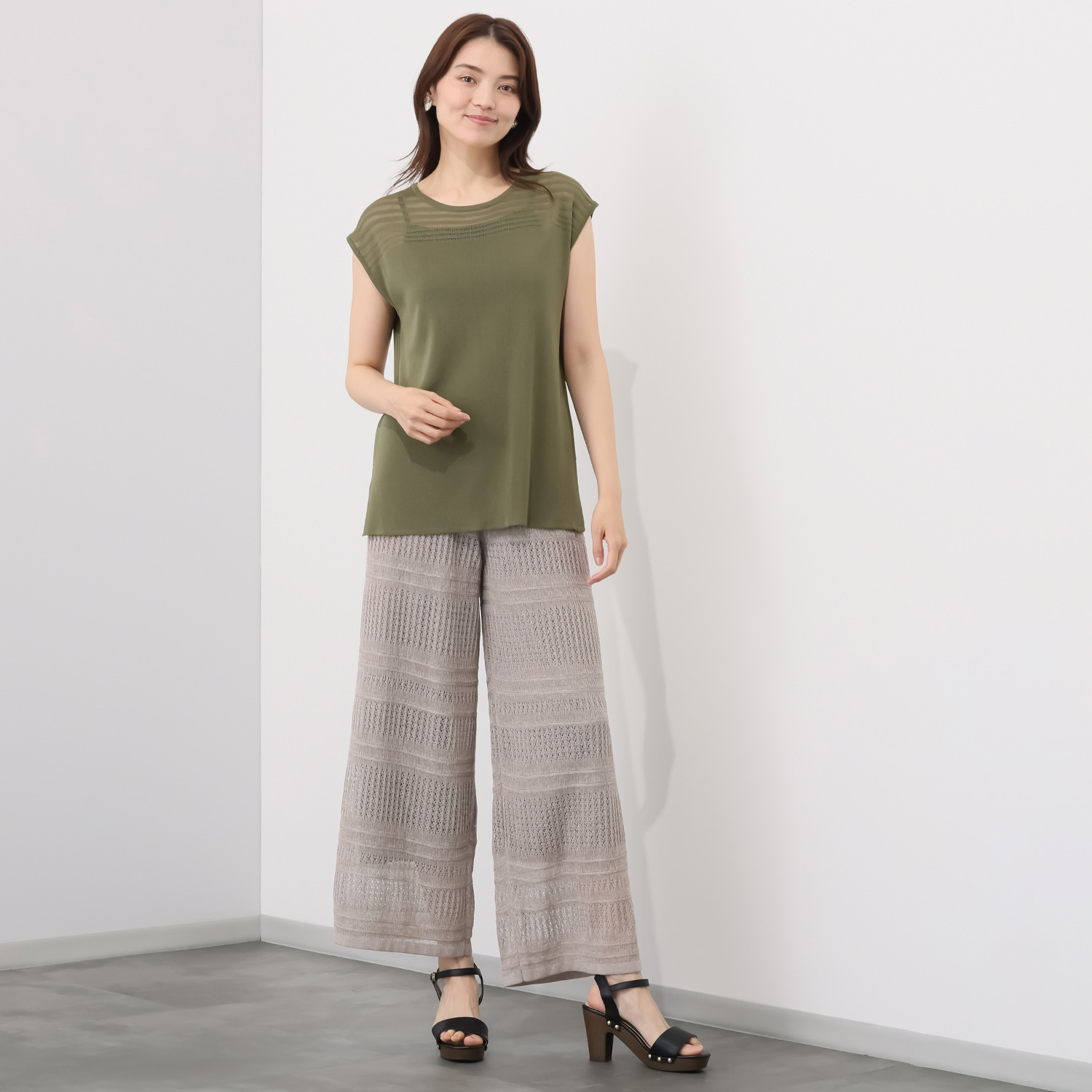 ソアージュ イタリア　カーサ・デル・ フィラート社製糸使用 上品な煌めき 透かし柄ワイドパンツ