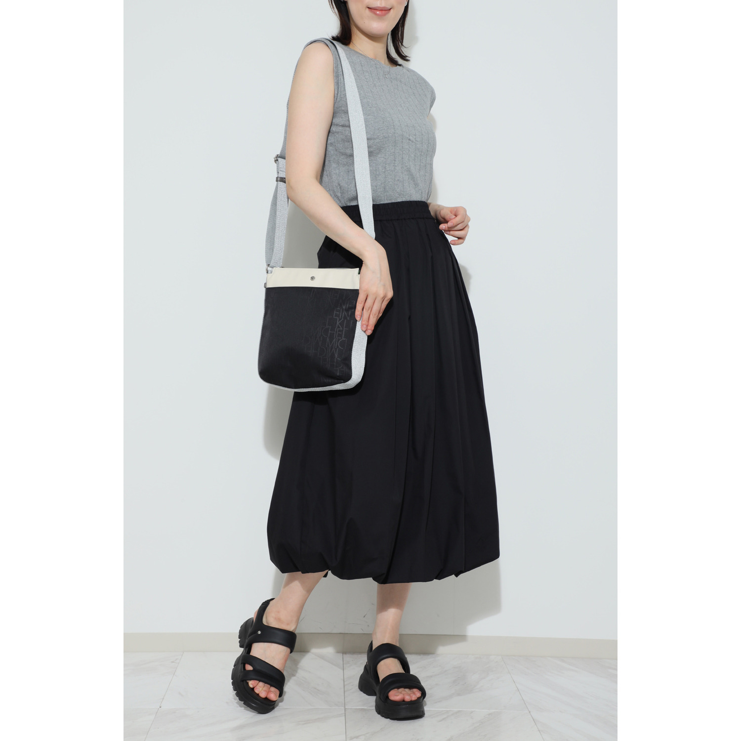 ミッシェル　クラン はっ水 ホットエンボス 縦ショルダーバッグ