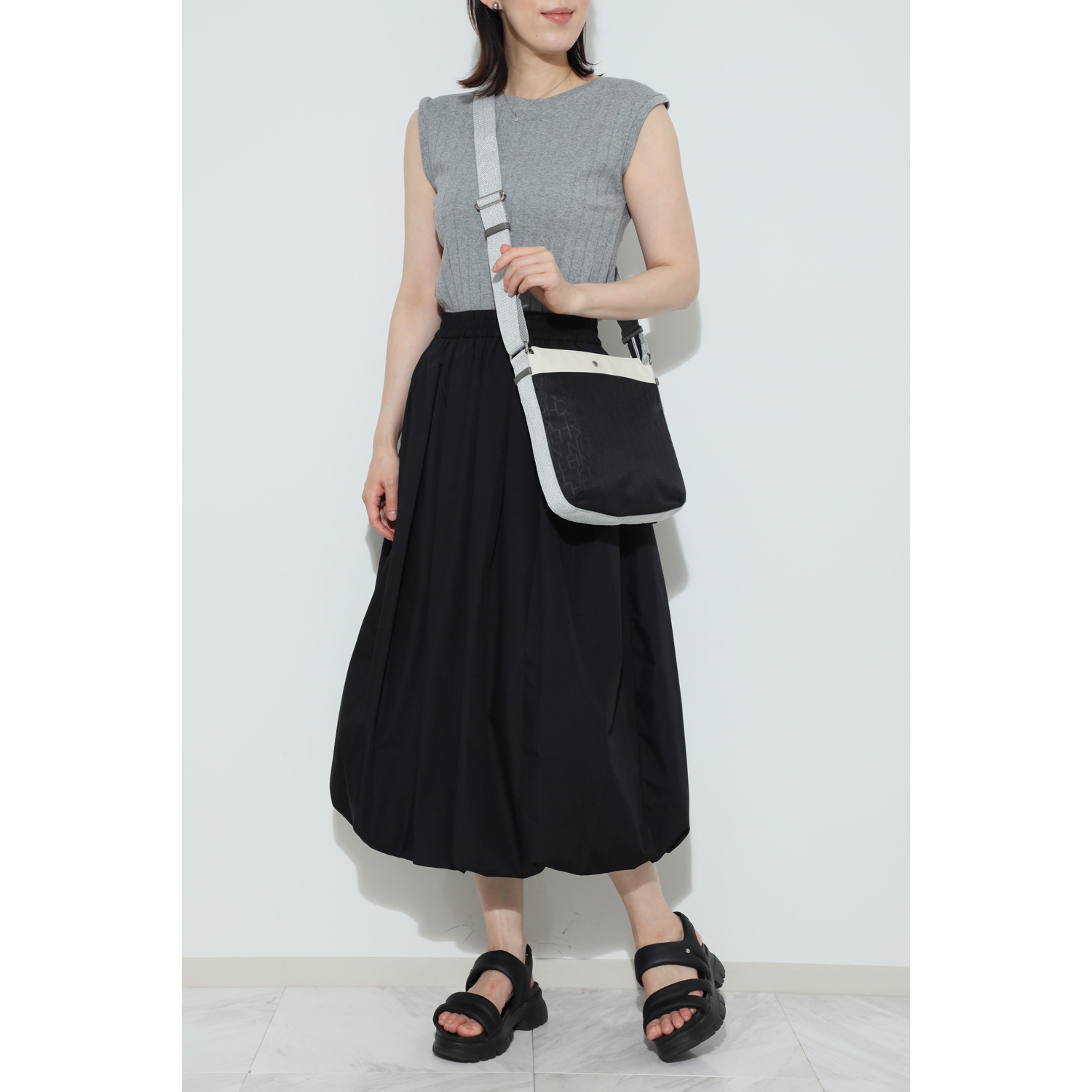 ミッシェル　クラン はっ水 ホットエンボス 縦ショルダーバッグ