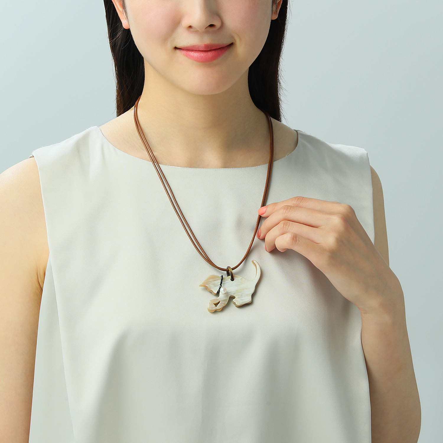 グランシフォレ 水牛＆淡水パール＆ ブラックスピネル 猫モティーフ ロングコードペンダント