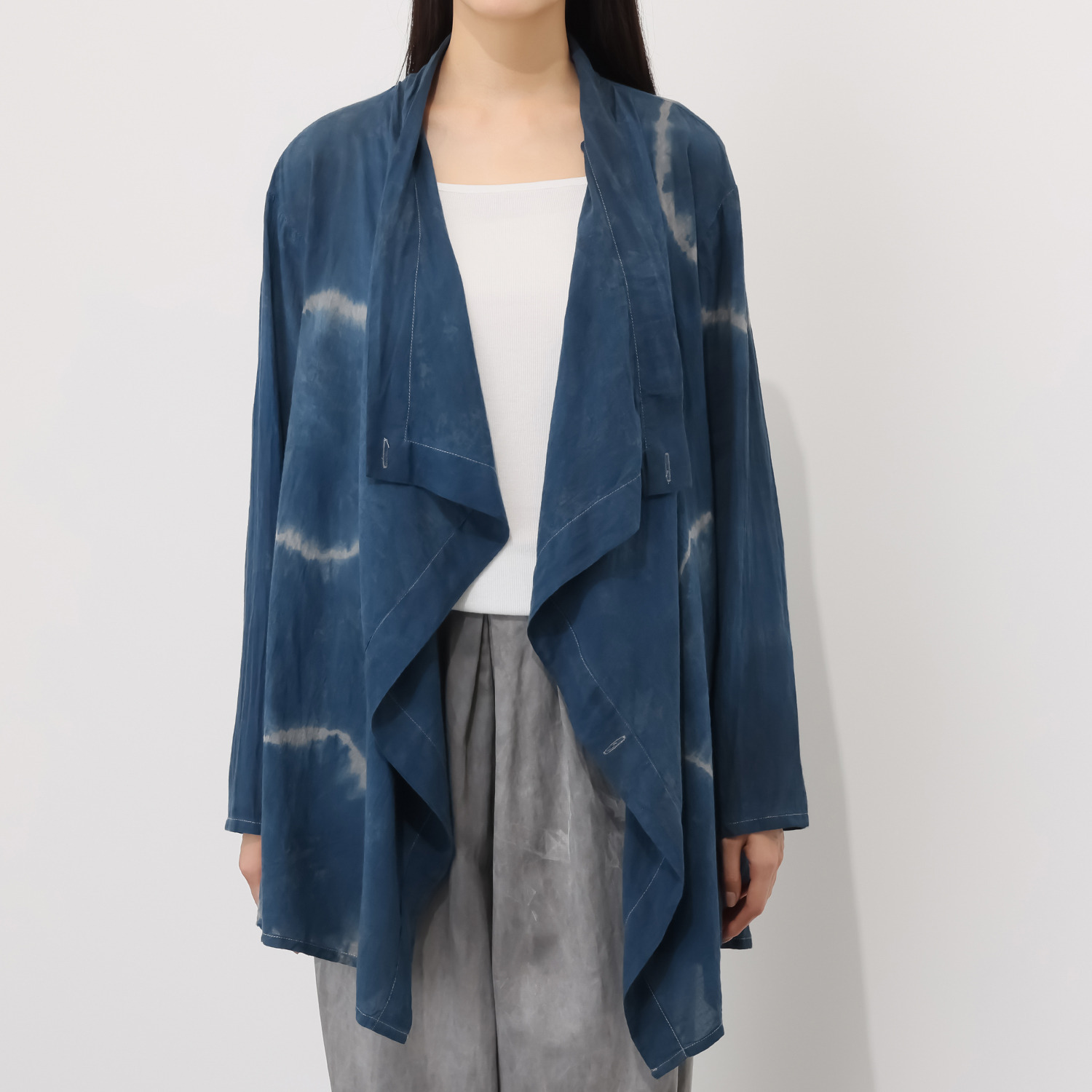 イロフシ 手染めの一点もの 独自の藍墨による絞り染め 藍墨日輪コットン まといカーディガン