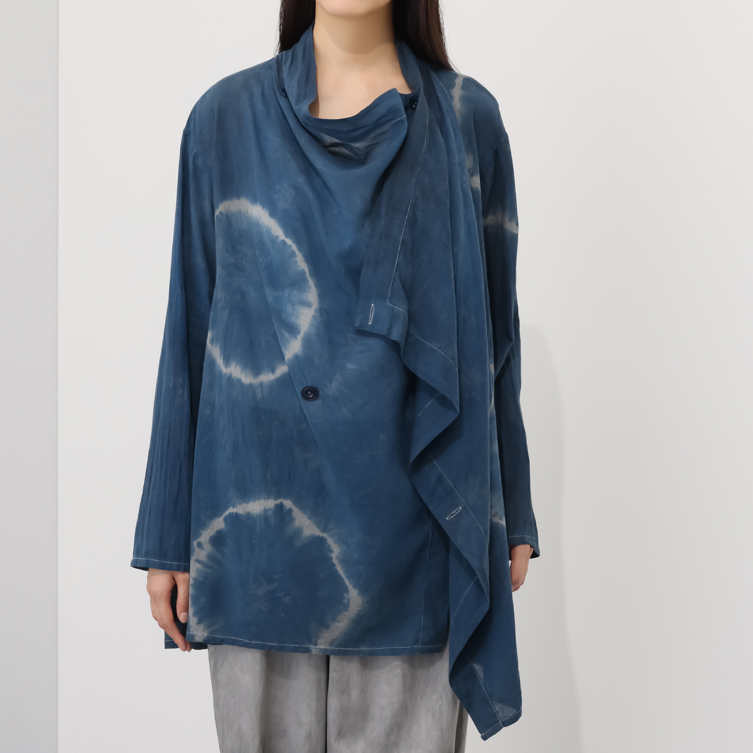 イロフシ 手染めの一点もの 独自の藍墨による絞り染め 藍墨日輪コットン まといカーディガン