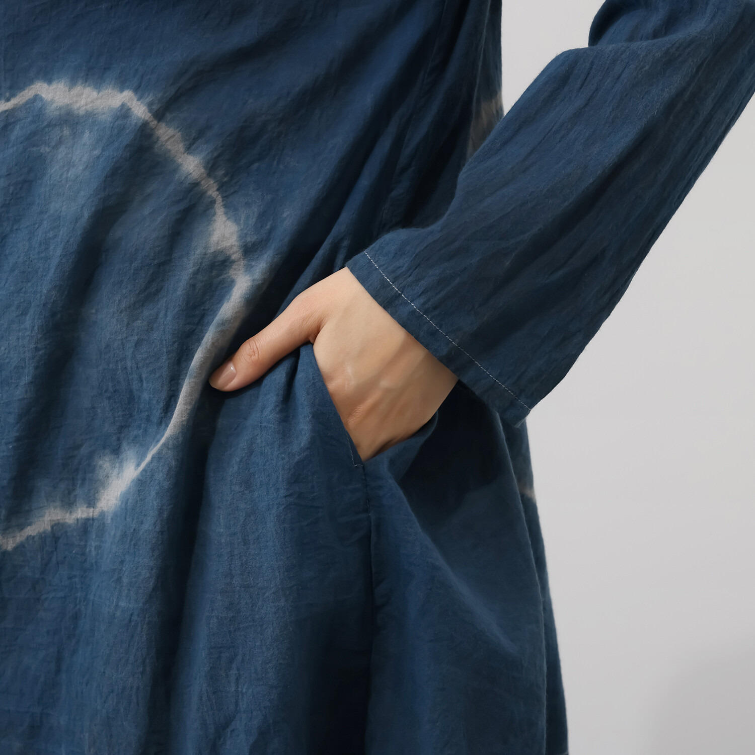 イロフシ 手染めの一点もの 独自の藍墨による絞り染め 藍墨日輪コットン まといカーディガン