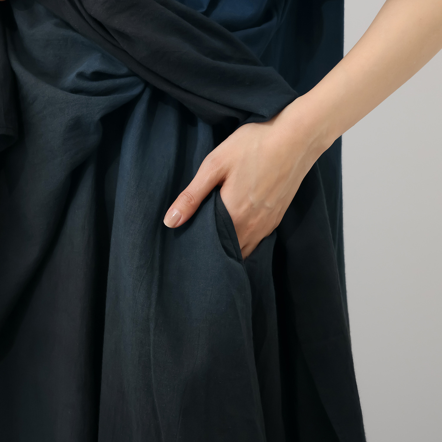 イロフシ 手染めの一点もの 芸術的なグラデーションで 夜明けの空を表現 黒藍グラデ東雲ワンピース