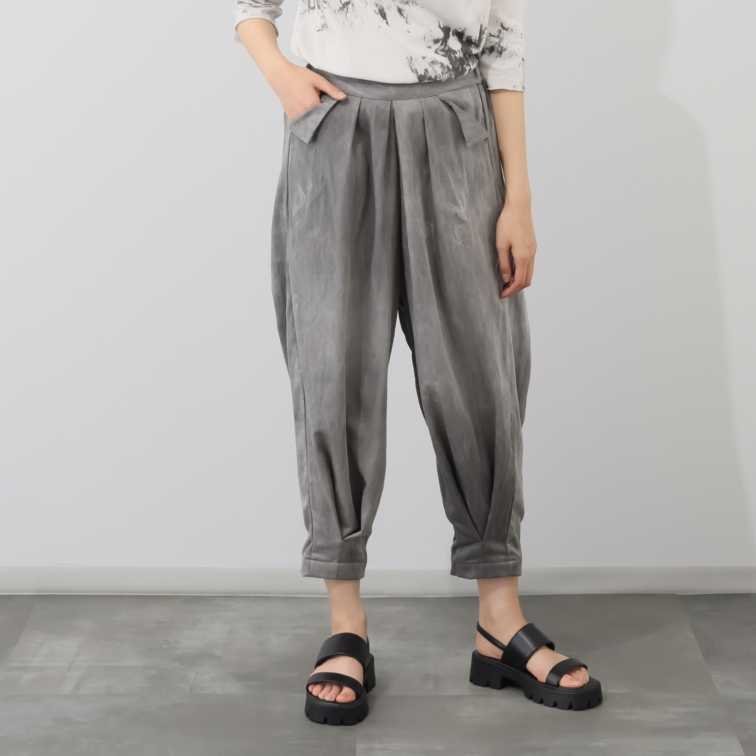 イロフシ 手染めの一点もの 高級なテンセル使用 足首が細く見えて 活動しやすい 天泣裾タックワイドパンツ