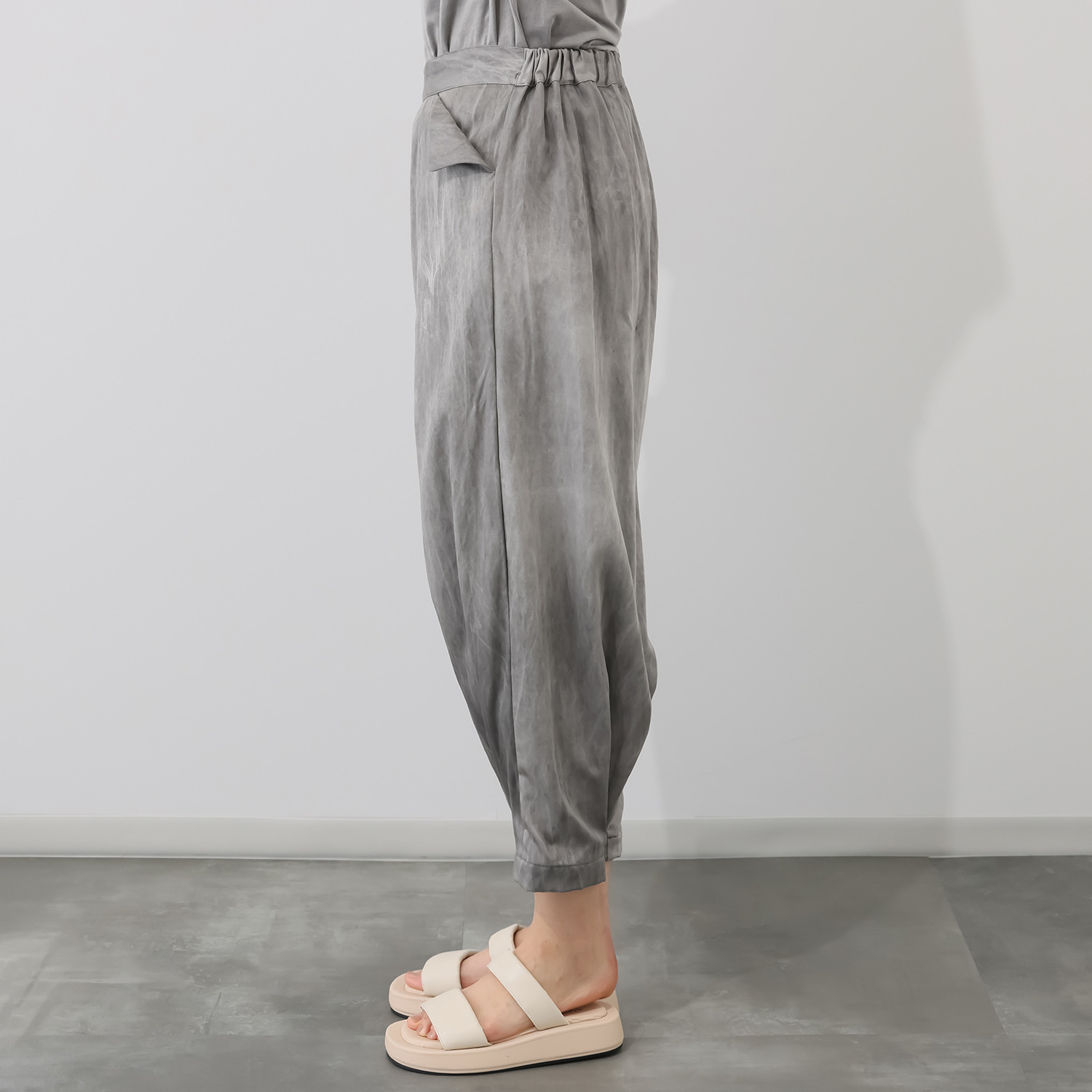 イロフシ 手染めの一点もの 高級なテンセル使用 足首が細く見えて 活動しやすい 天泣裾タックワイドパンツ