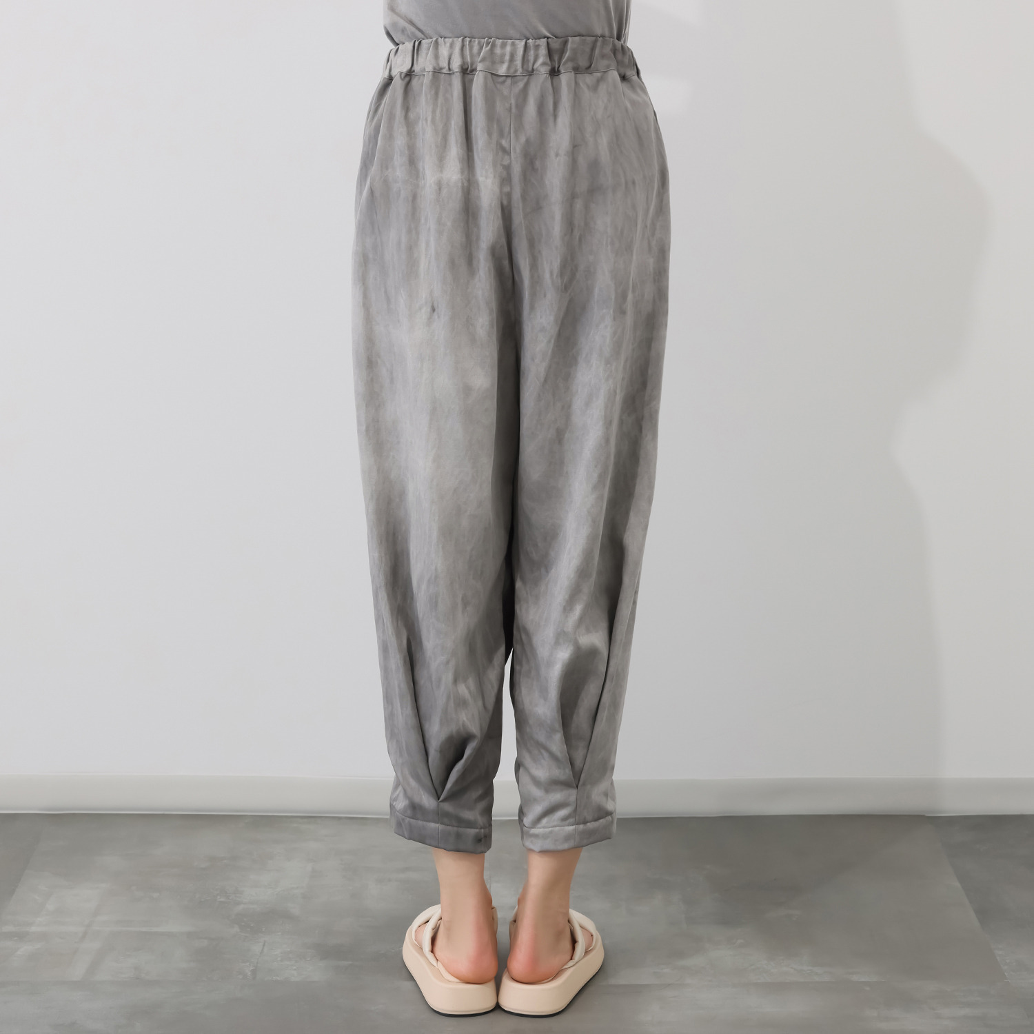 イロフシ 手染めの一点もの 高級なテンセル使用 足首が細く見えて 活動しやすい 天泣裾タックワイドパンツ