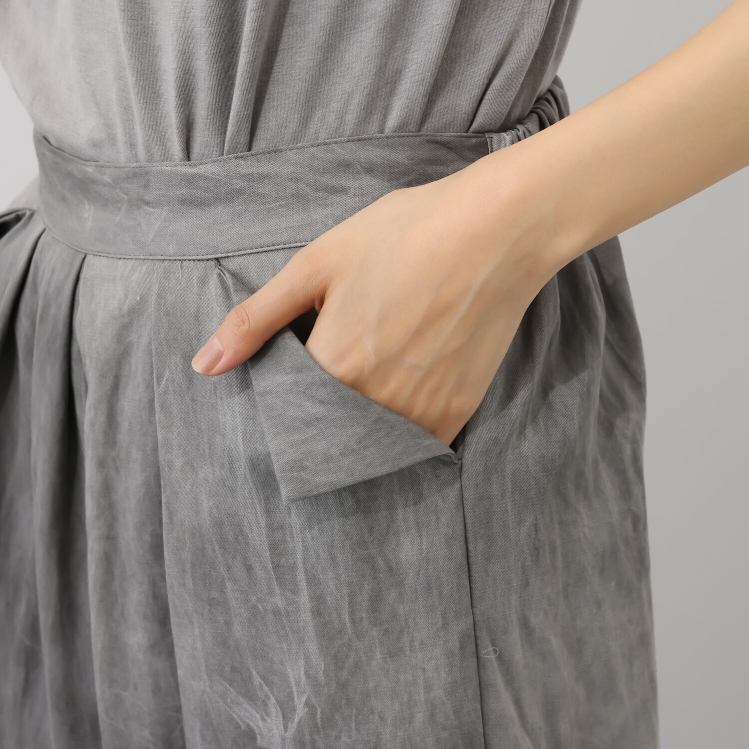 イロフシ 手染めの一点もの 高級なテンセル使用 足首が細く見えて 活動しやすい 天泣裾タックワイドパンツ