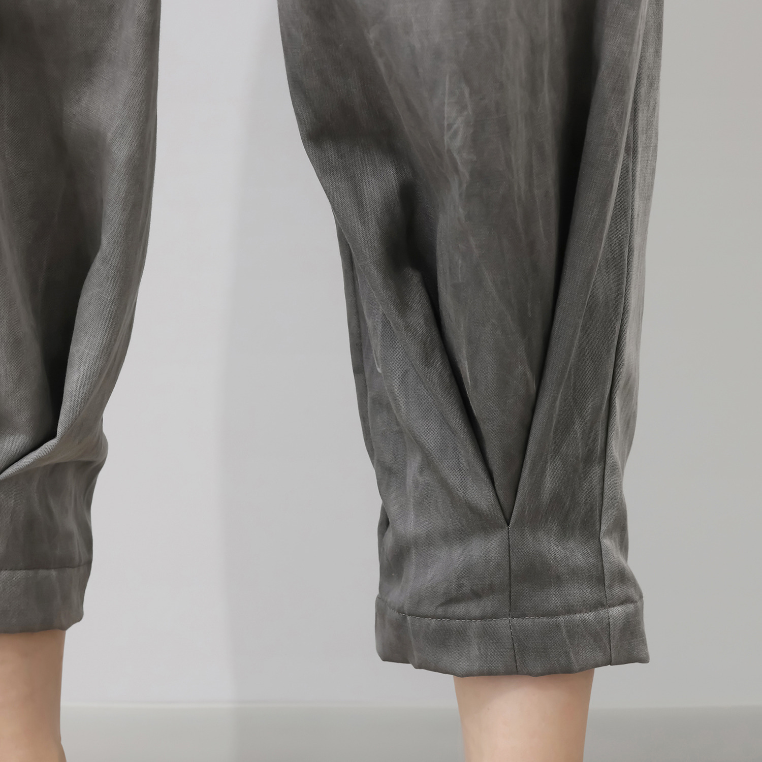 イロフシ 手染めの一点もの 高級なテンセル使用 足首が細く見えて 活動しやすい 天泣裾タックワイドパンツ