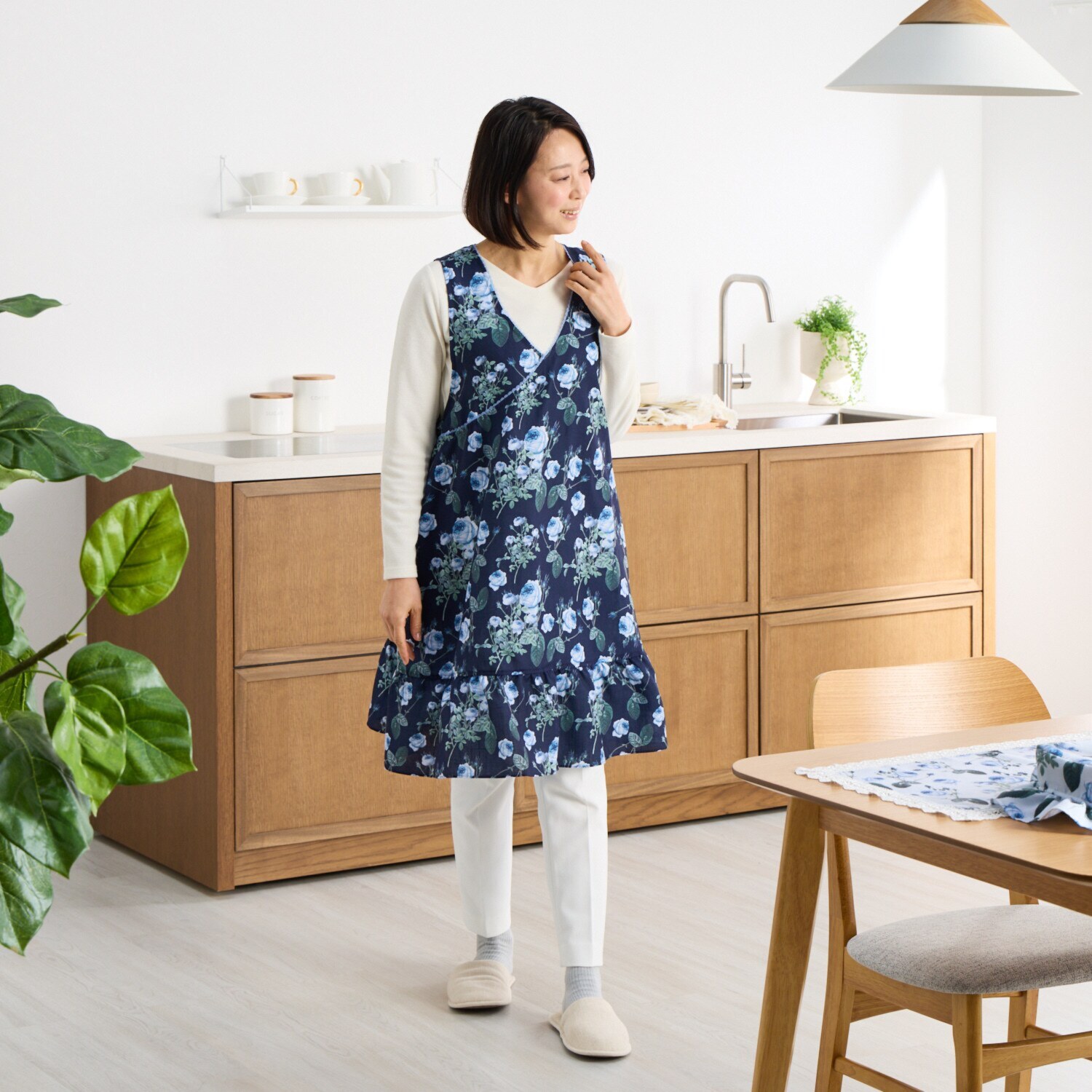 ラ　ルイス ルドゥーテ ブルーローズ エプロン