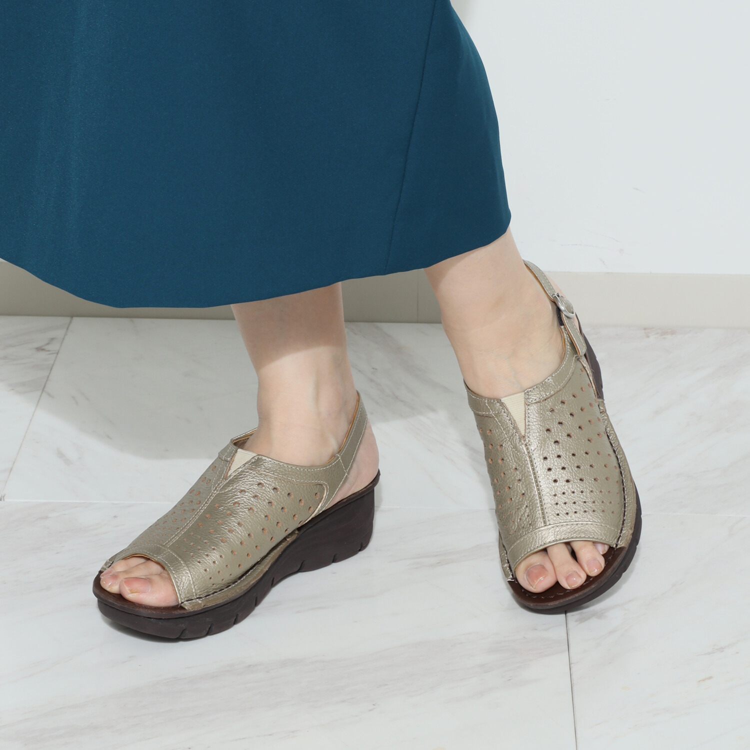 ミントドロップ 牛革 パンチングデザイン 軽量厚底サンダル