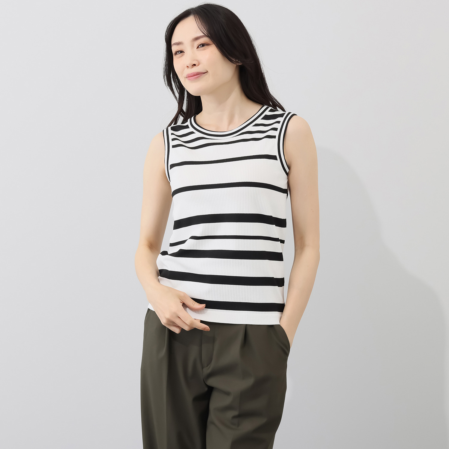 オン　ザ　エッジ イタリア製成型機で編立て ホールド感が心地良い モールドカップ付 リブ ノースリーブプルオーバー