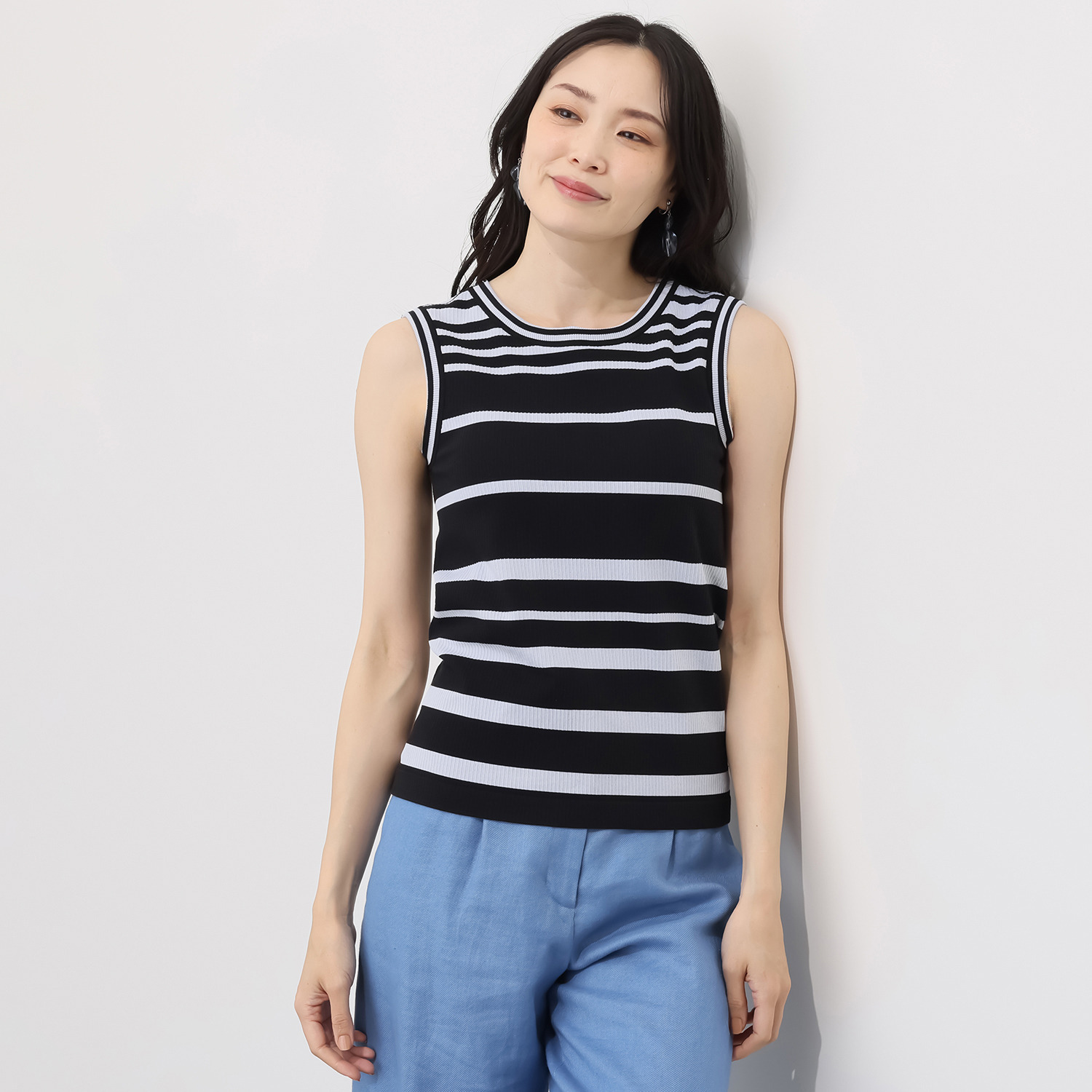 オン　ザ　エッジ イタリア製成型機で編立て ホールド感が心地良い モールドカップ付 リブ ノースリーブプルオーバー