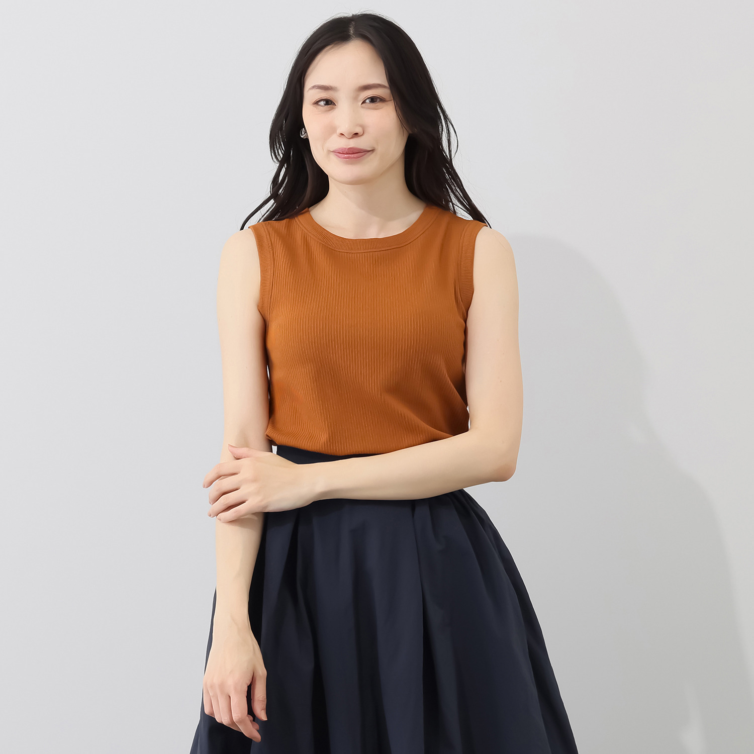 オン　ザ　エッジ イタリア製成型機で編立て ホールド感が心地良い モールドカップ付 リブ ノースリーブプルオーバー