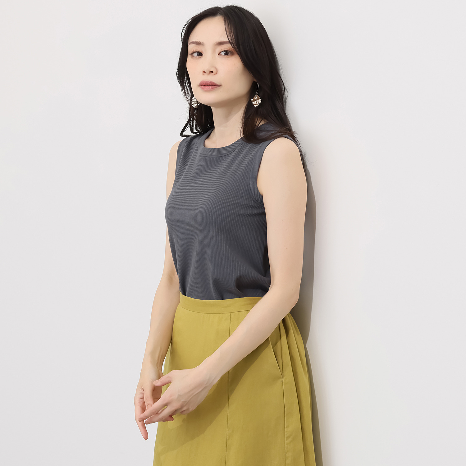 オン　ザ　エッジ イタリア製成型機で編立て ホールド感が心地良い モールドカップ付 リブ ノースリーブプルオーバー