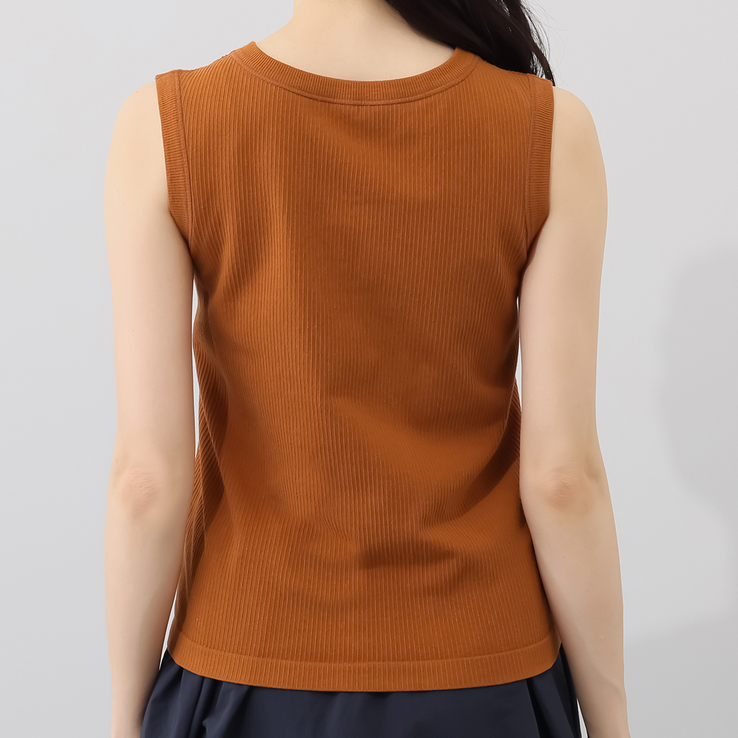 オン　ザ　エッジ イタリア製成型機で編立て ホールド感が心地良い モールドカップ付 リブ ノースリーブプルオーバー