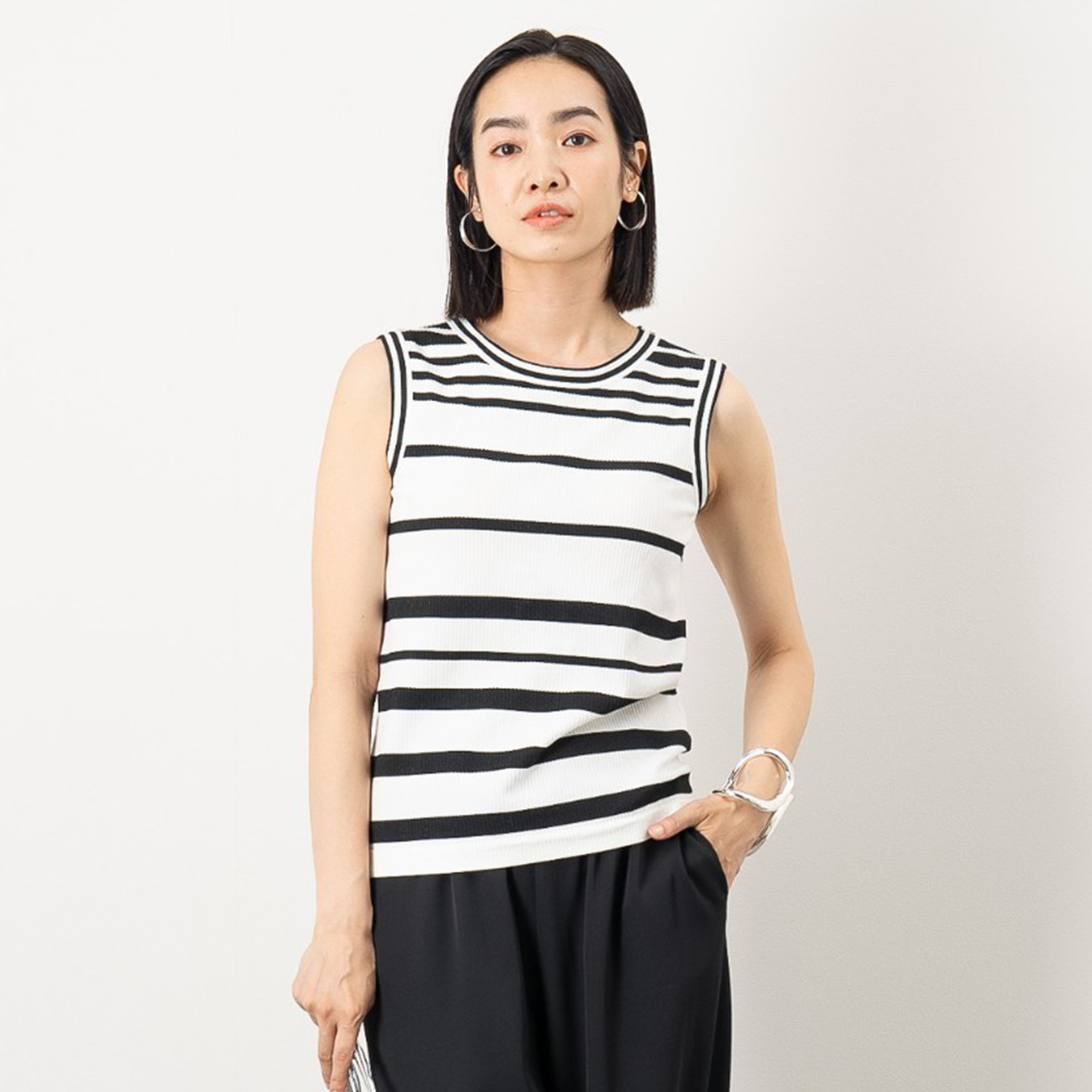 オン　ザ　エッジ イタリア製成型機で編立て ホールド感が心地良い モールドカップ付 リブ ノースリーブプルオーバー