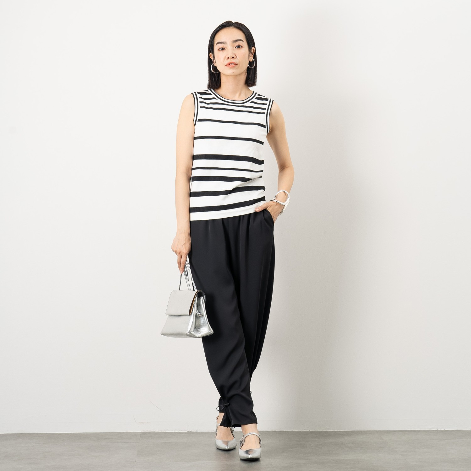 オン　ザ　エッジ イタリア製成型機で編立て ホールド感が心地良い モールドカップ付 リブ ノースリーブプルオーバー