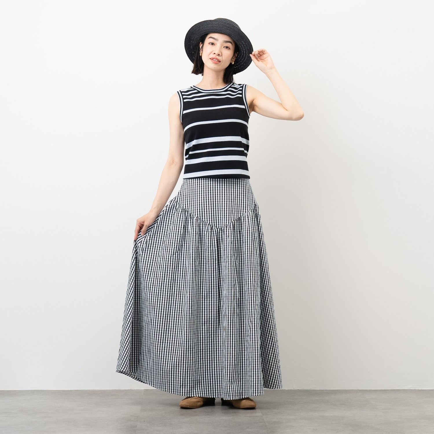 オン　ザ　エッジ イタリア製成型機で編立て ホールド感が心地良い モールドカップ付 リブ ノースリーブプルオーバー