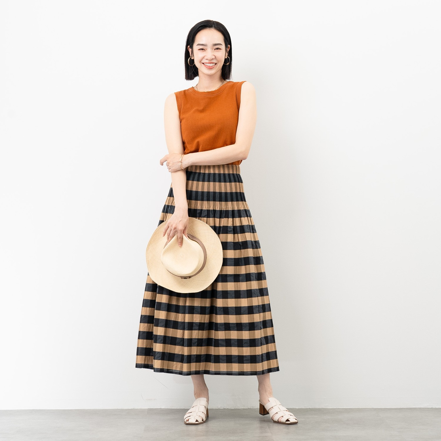 オン　ザ　エッジ イタリア製成型機で編立て ホールド感が心地良い モールドカップ付 リブ ノースリーブプルオーバー