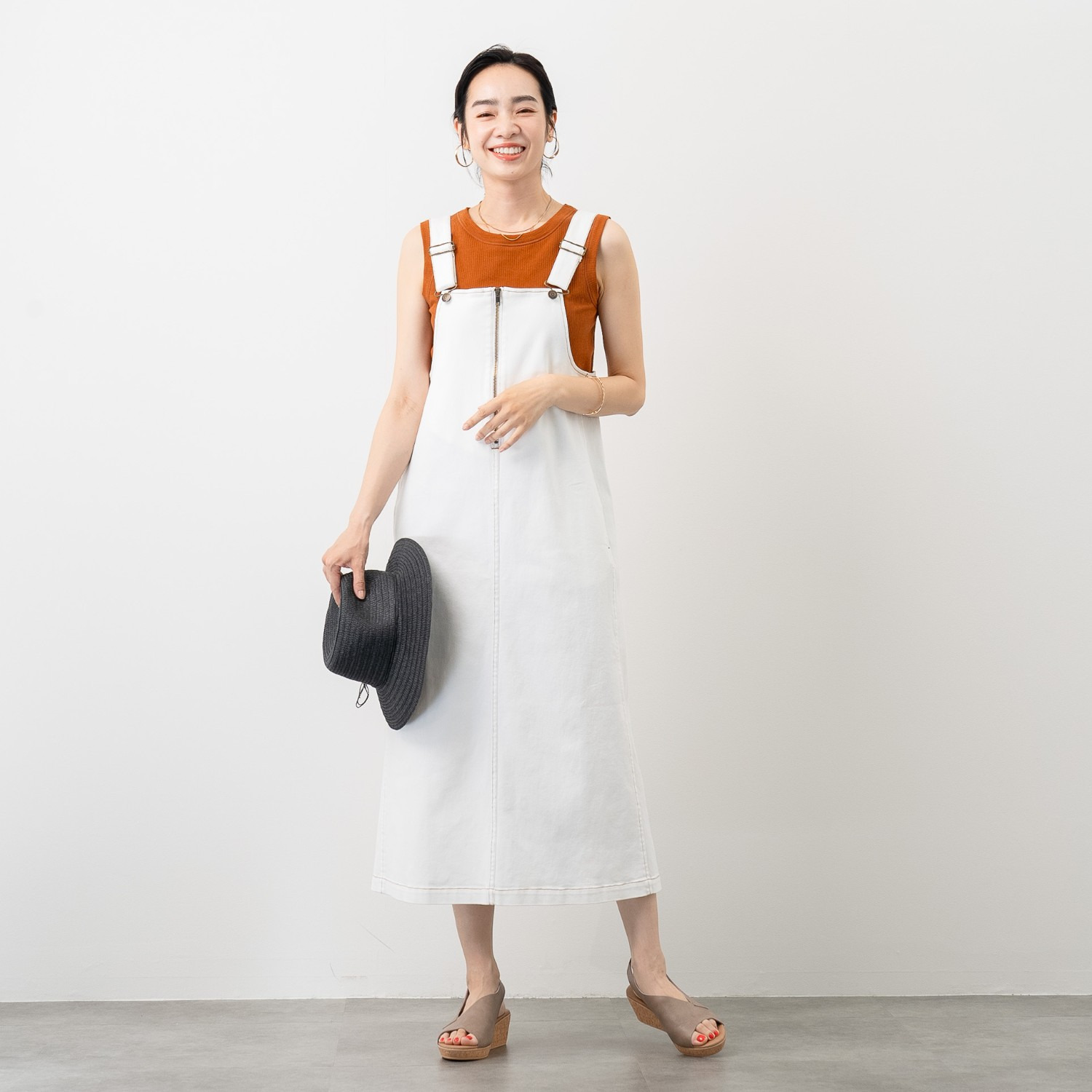 オン　ザ　エッジ イタリア製成型機で編立て ホールド感が心地良い モールドカップ付 リブ ノースリーブプルオーバー