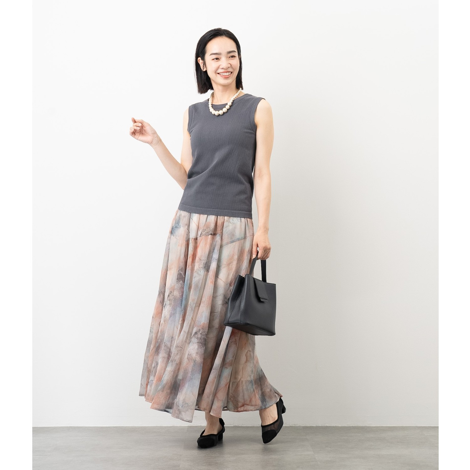 オン　ザ　エッジ イタリア製成型機で編立て ホールド感が心地良い モールドカップ付 リブ ノースリーブプルオーバー