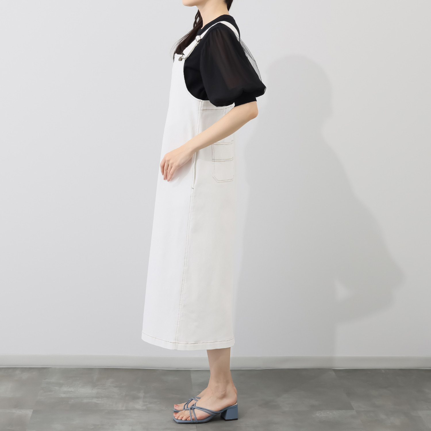 オン　ザ　エッジ 着心地抜群 便利に使える フロントジップ ジャンパースカート