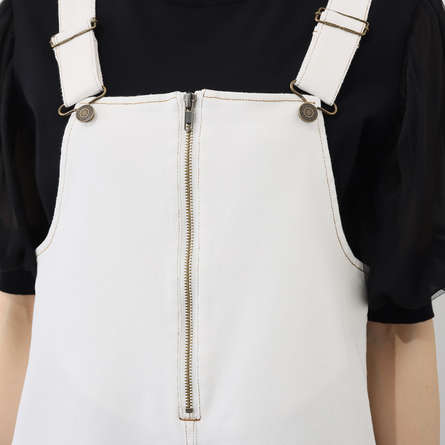 オン　ザ　エッジ 着心地抜群 便利に使える フロントジップ ジャンパースカート