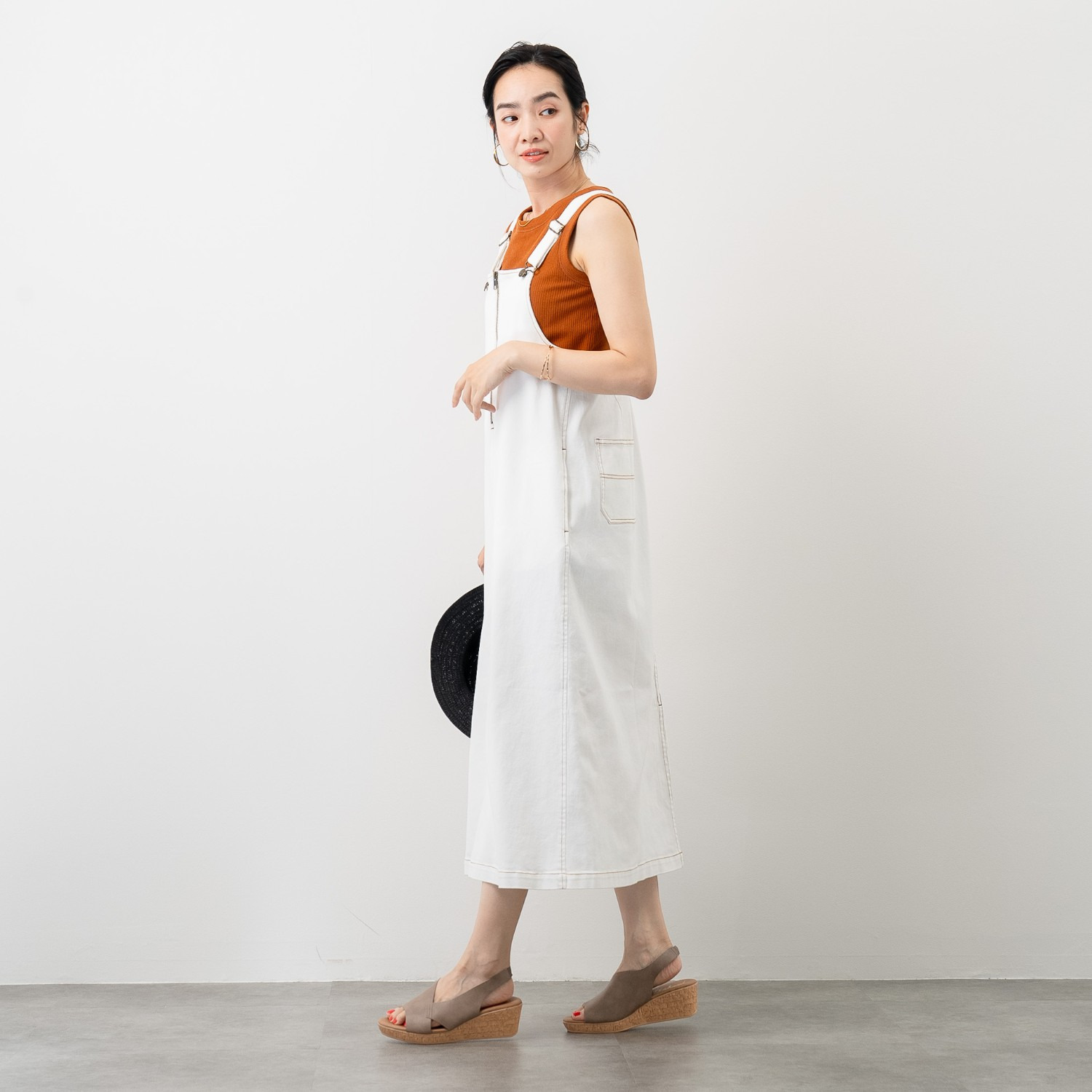 オン　ザ　エッジ 着心地抜群 便利に使える フロントジップ ジャンパースカート